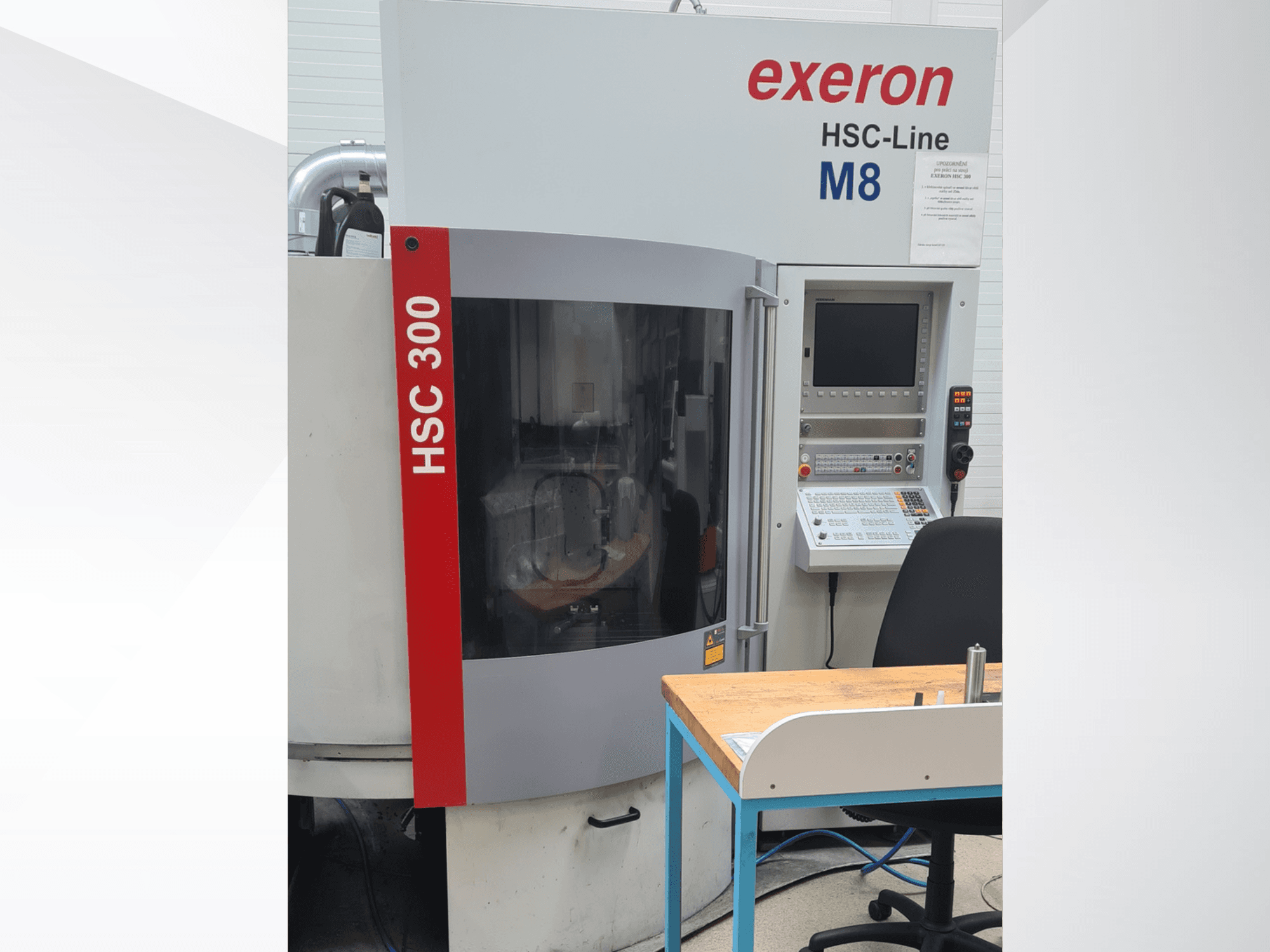 Centro de mecanizado vertical Exeron HSC 300/3, vista frontal, en la que se aprecian el panel de control y la mesa de trabajo.