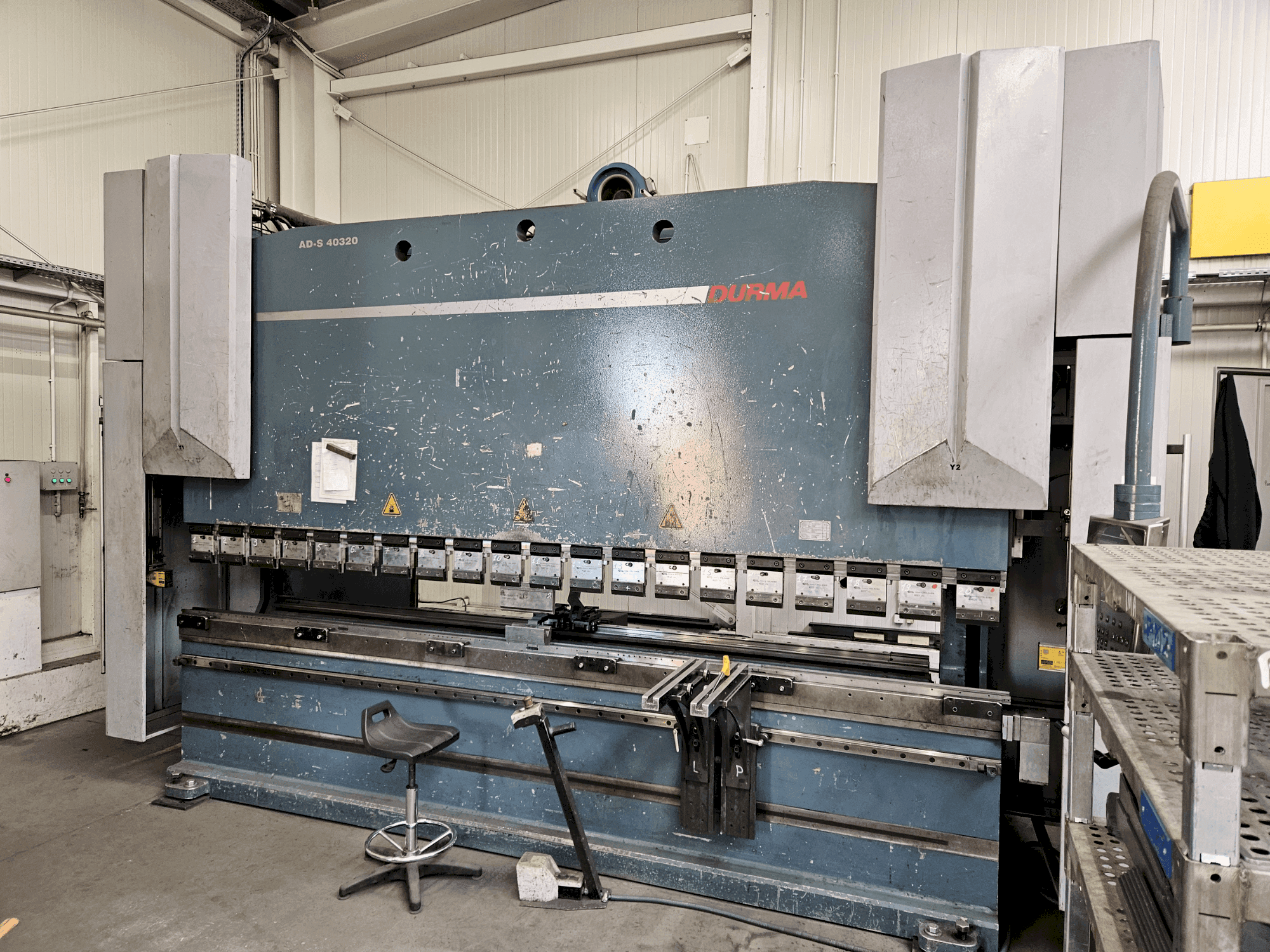 Vista frontal de la máquina Durma AD-S 40320 (2012)