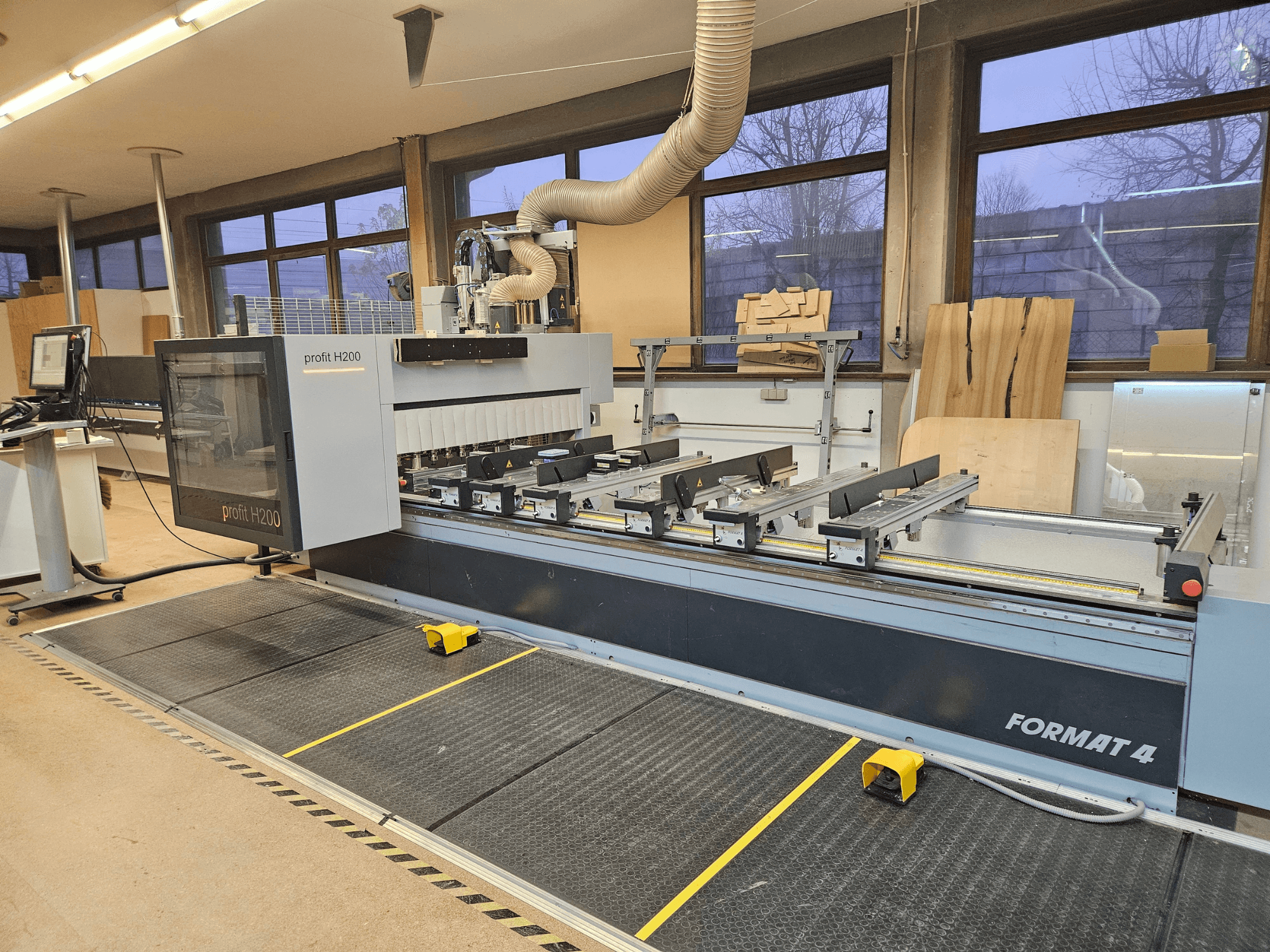 Máquina CNC H200 de Format 4 profit, vista frontal, con la bancada de corte, el panel de control y el sistema de extracción de polvo visibles.
