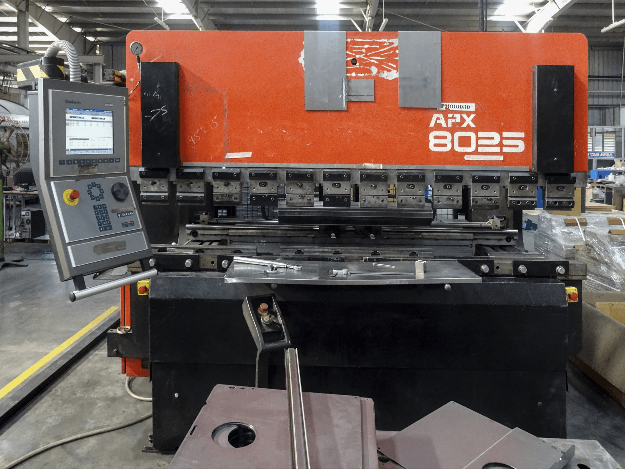 Vista frontal de la máquina AMADA APX 8025