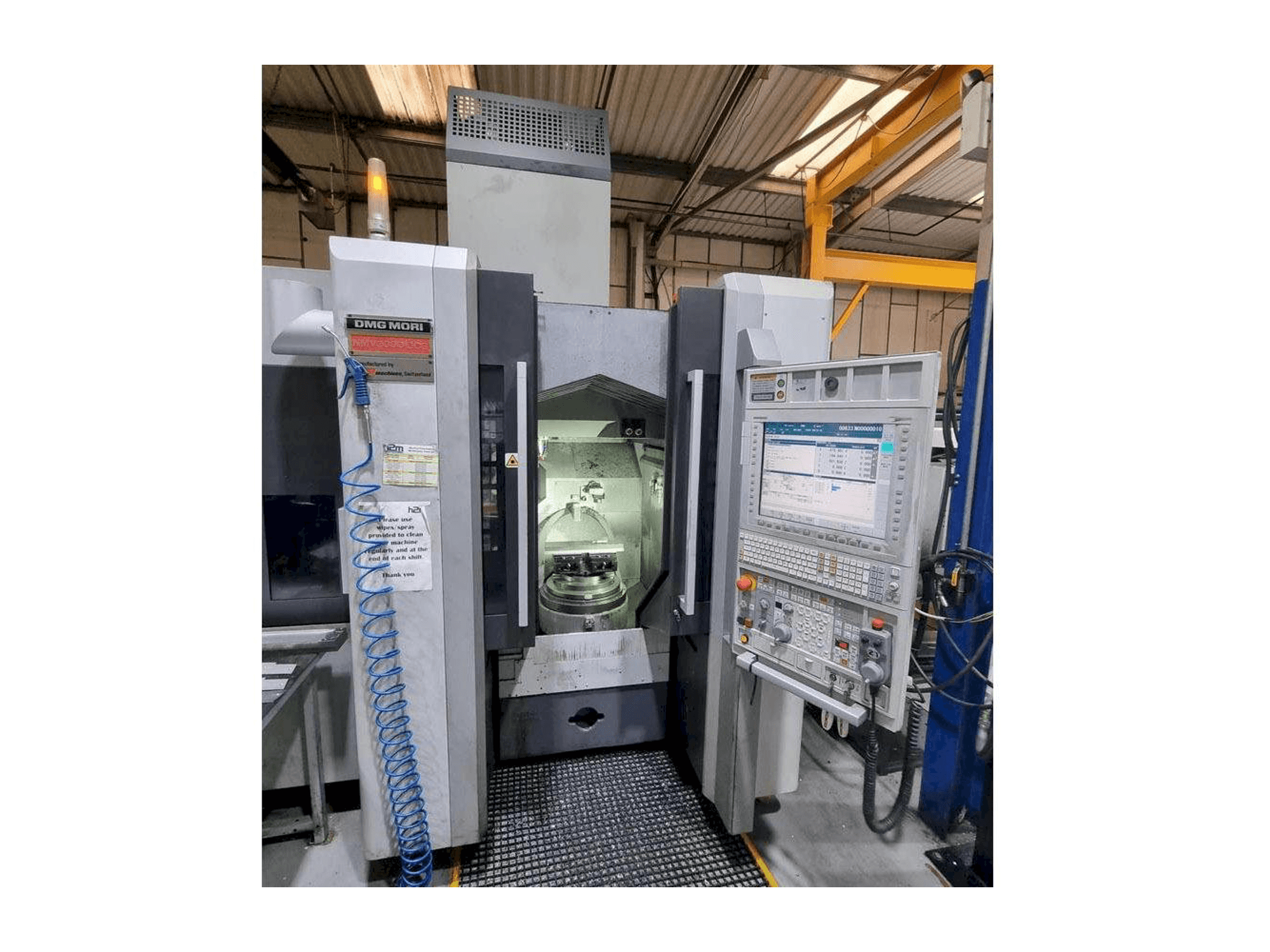Vista frontal de la máquina DMG MORI NMV3000 DCG