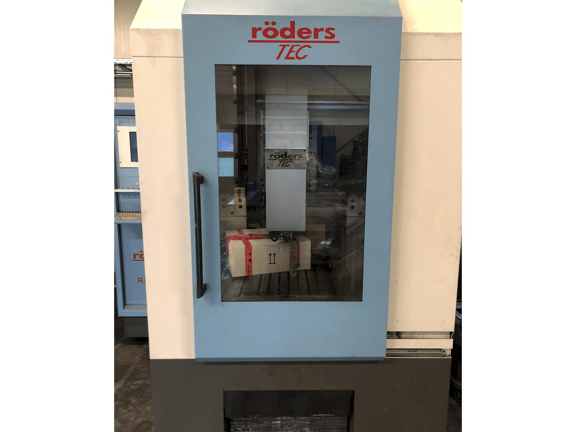 Vista frontal de la máquina RÖDERS 600 RFM-2