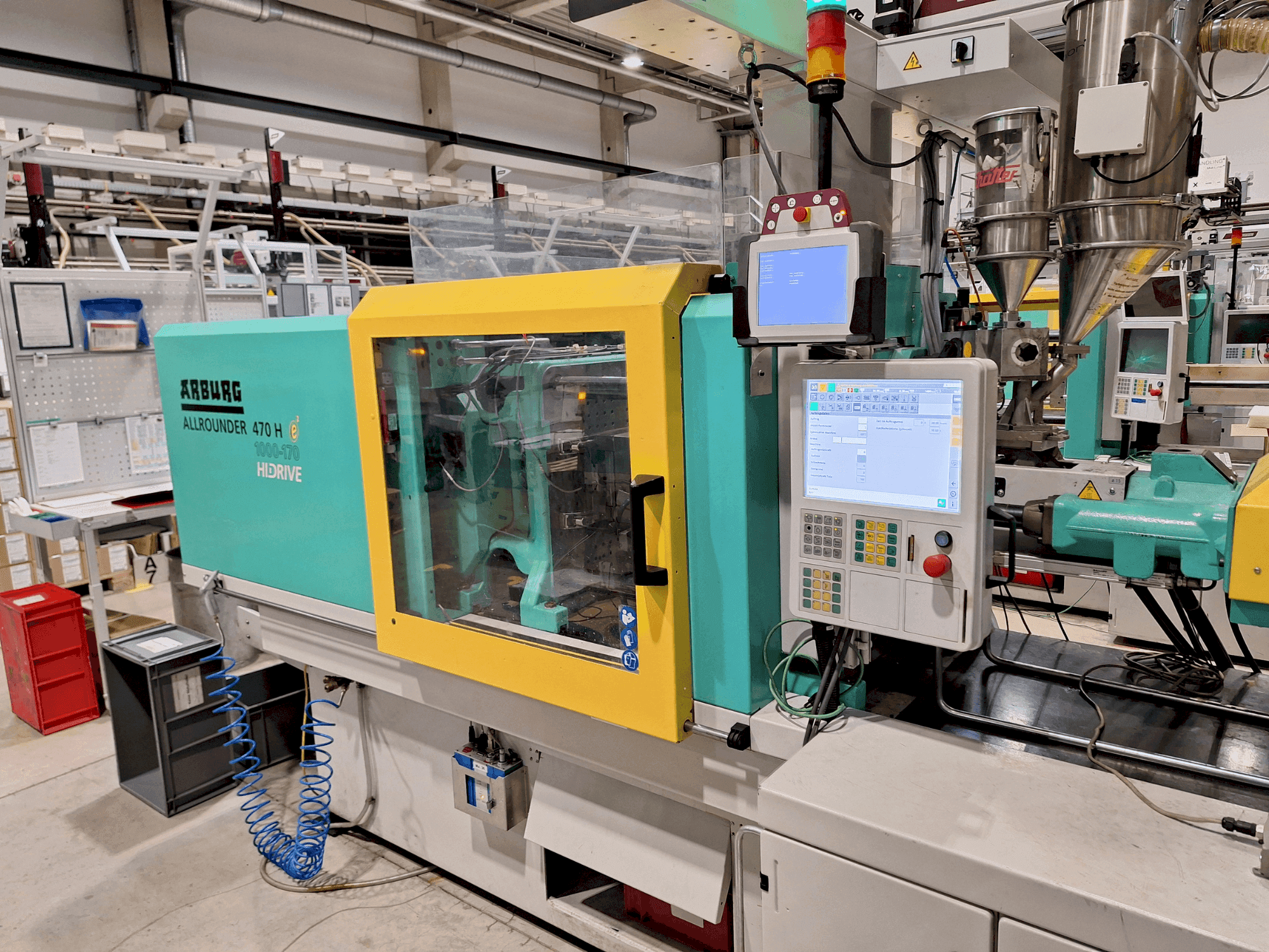 Vista frontal de la máquina Arburg 470 H 1000-170