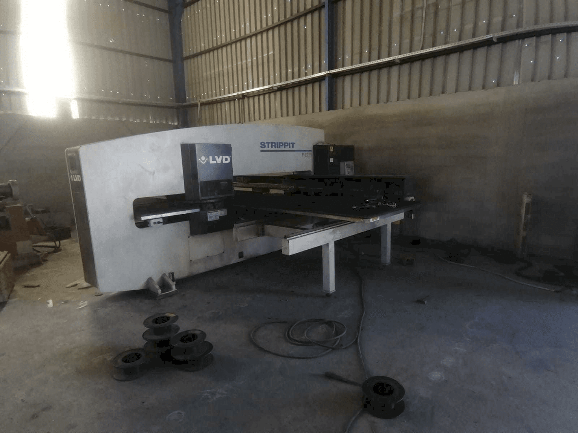 Vista frontal de la máquina LVD P-1225