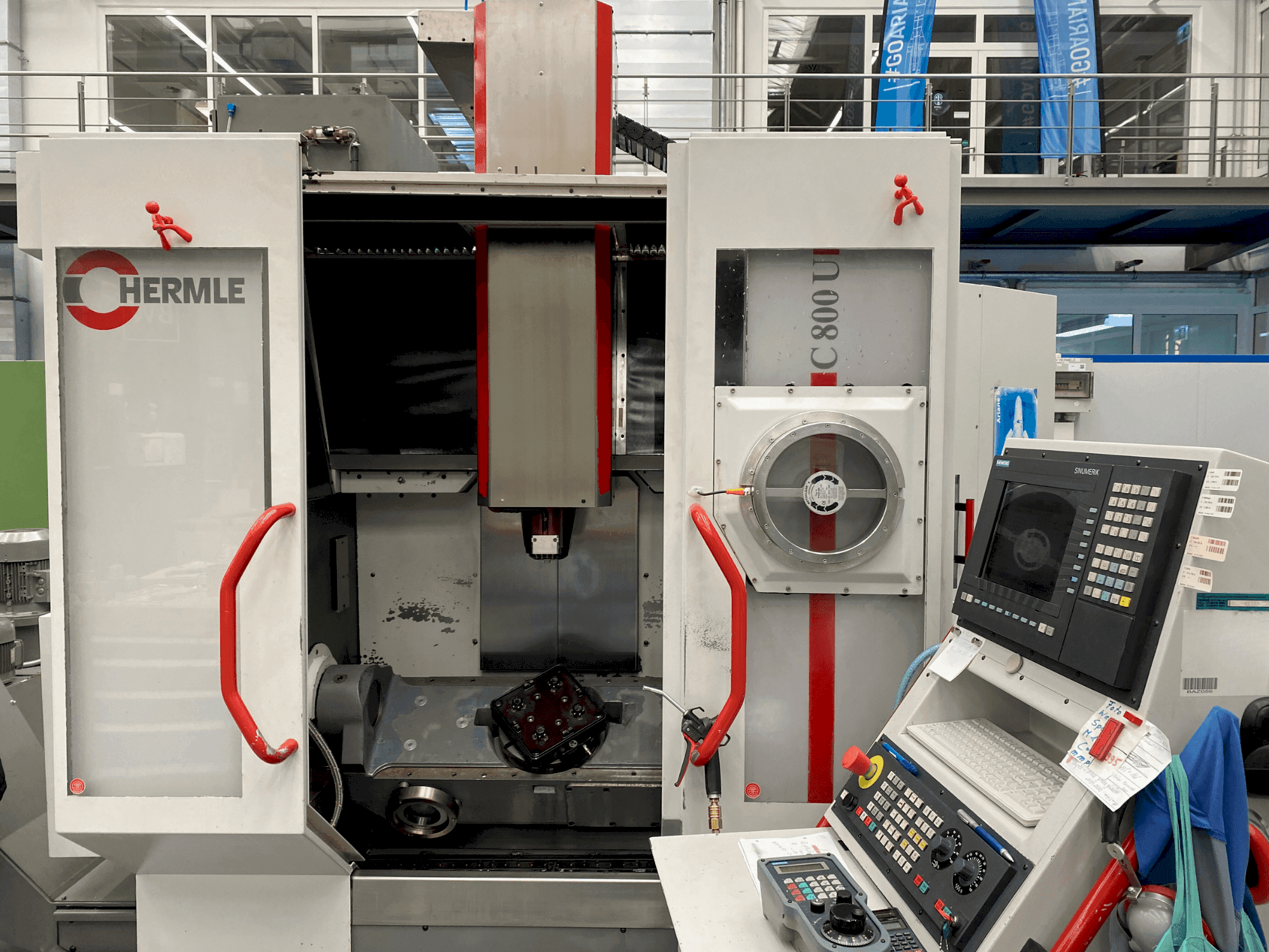 Vista frontal de la máquina HERMLE C800 U