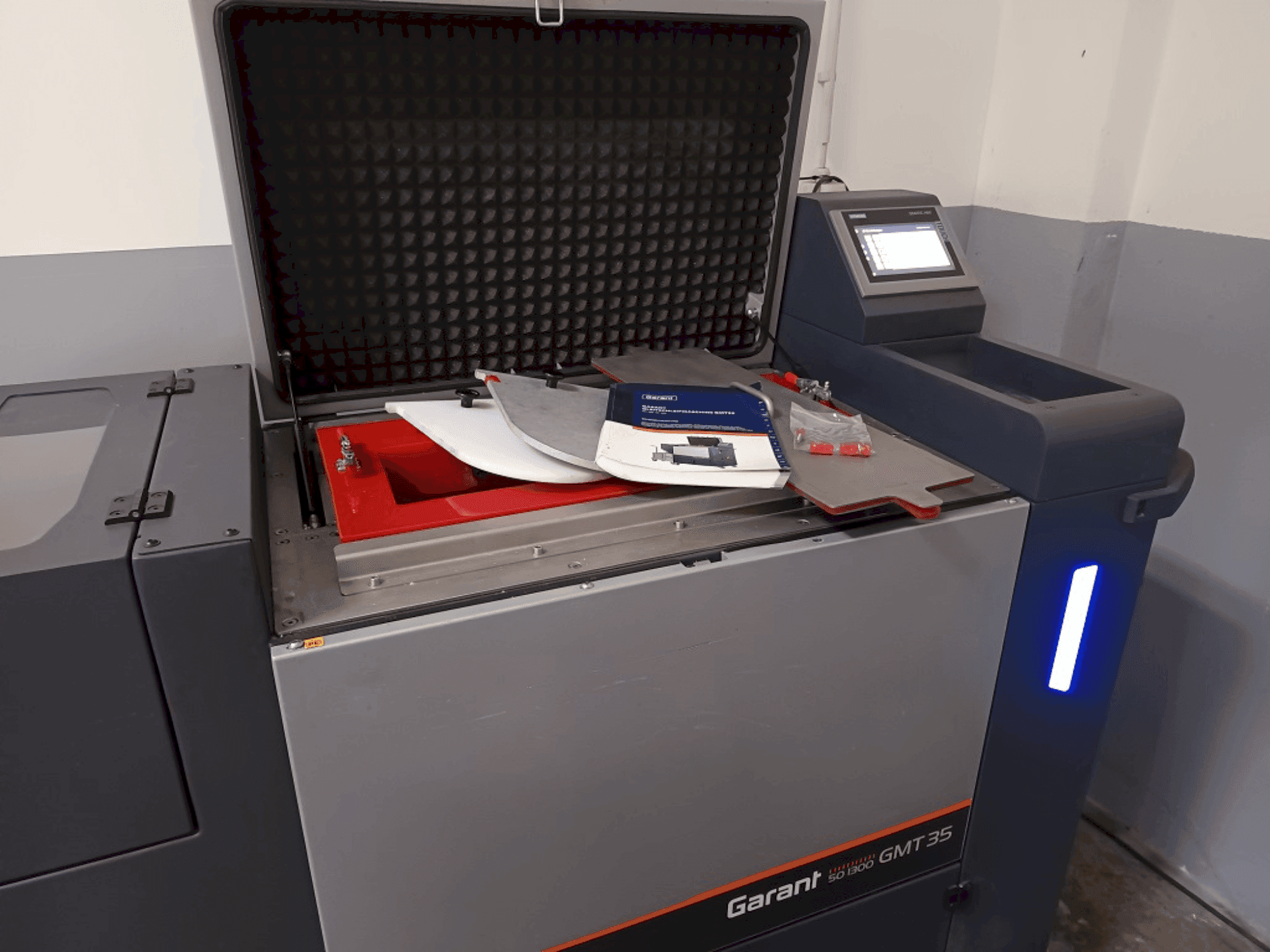 Vista frontal de la máquina HOFMANN GMT 35