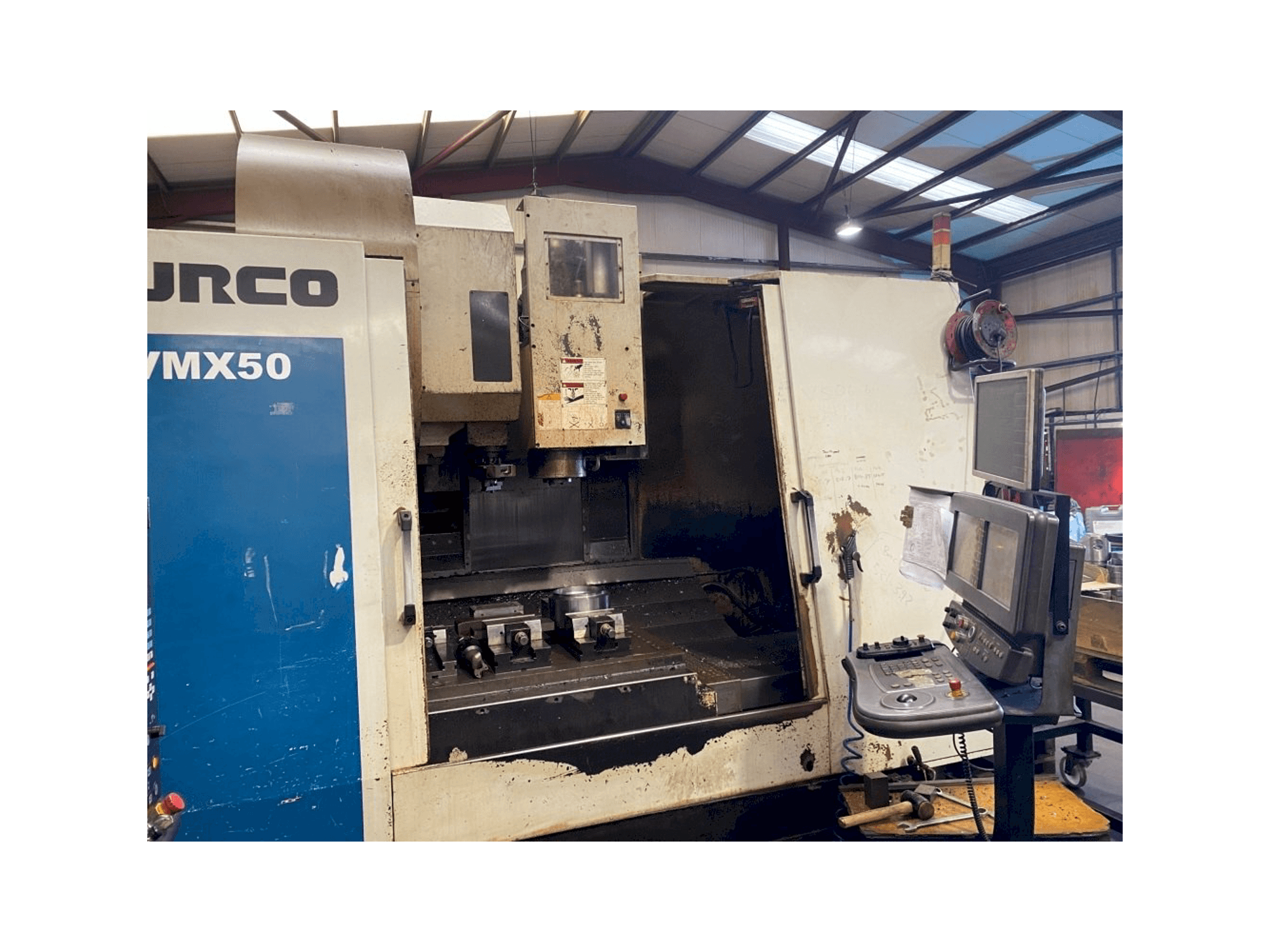 Vista frontal de la máquina Hurco VMX 50/50T