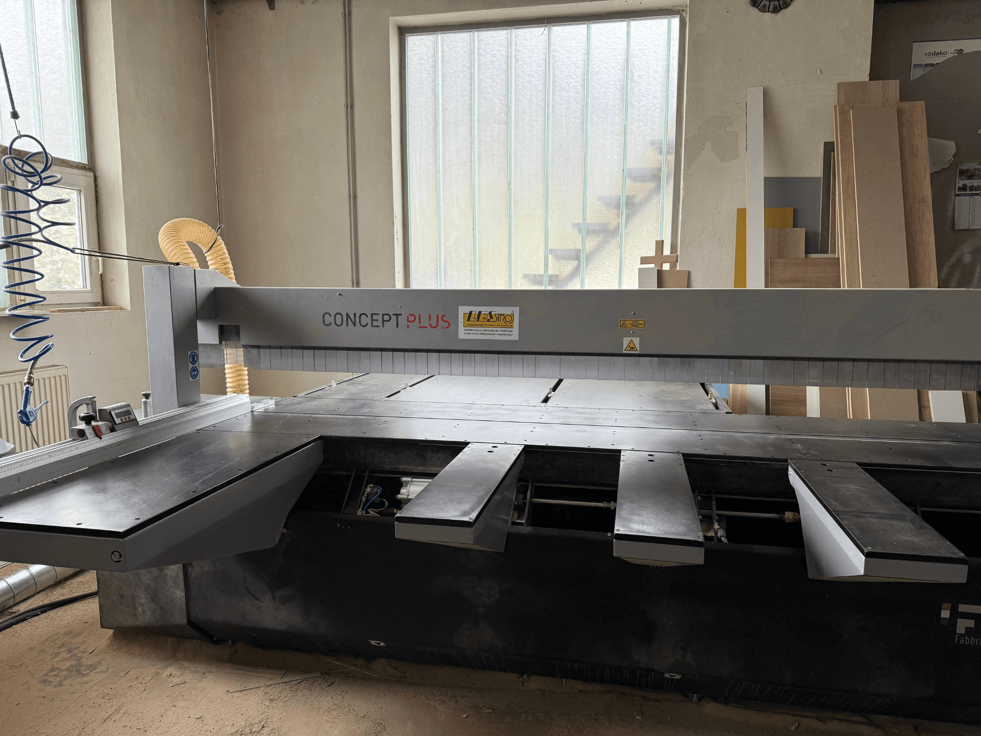 Seccionadora FIMAL Concept 350 en un taller; vista frontal con mesa extensible y paneles de madera al fondo.