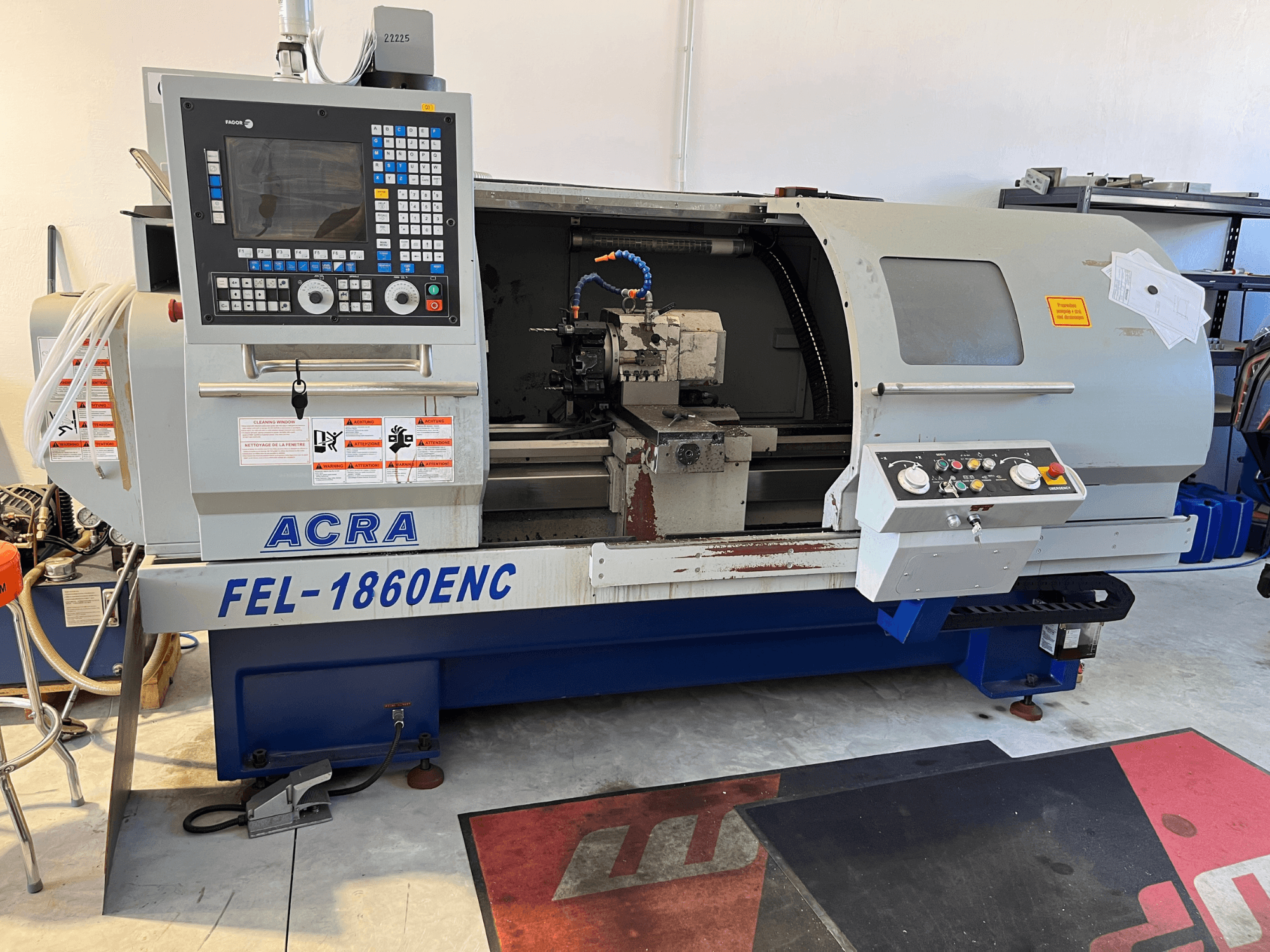 Torno horizontal ACRA FEL-1860ENC/B, vista frontal en la que se aprecian el panel de control y los componentes del CNC.