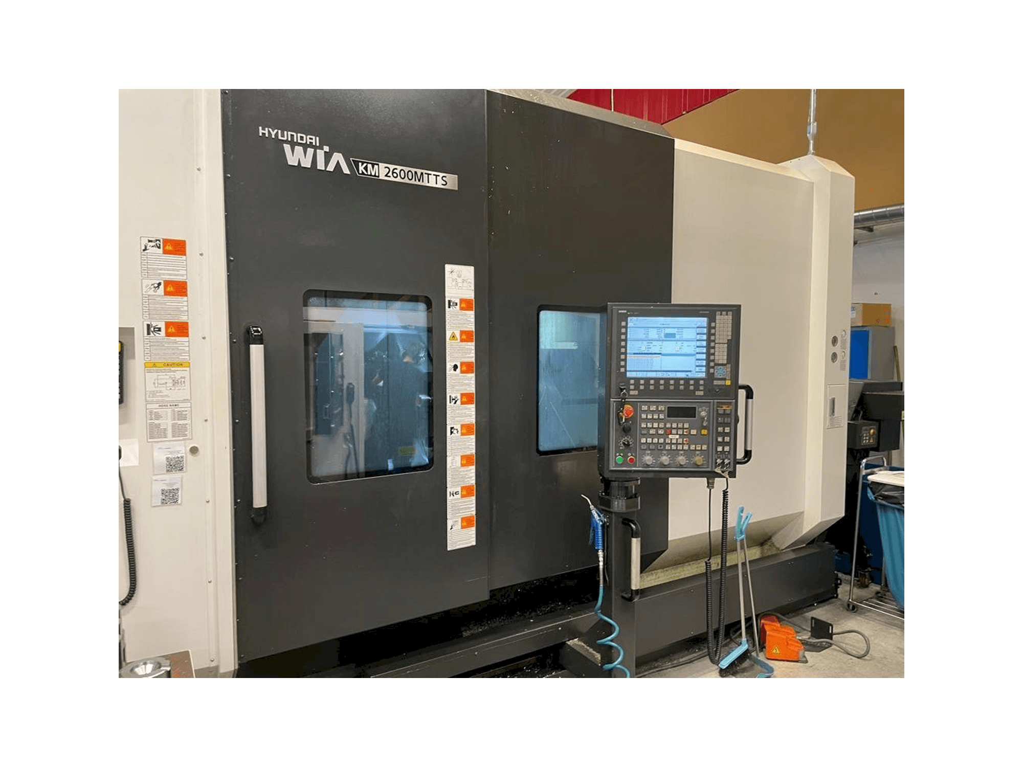 Vista frontal de la máquina Hyundai Wia KM 2600 MTTS