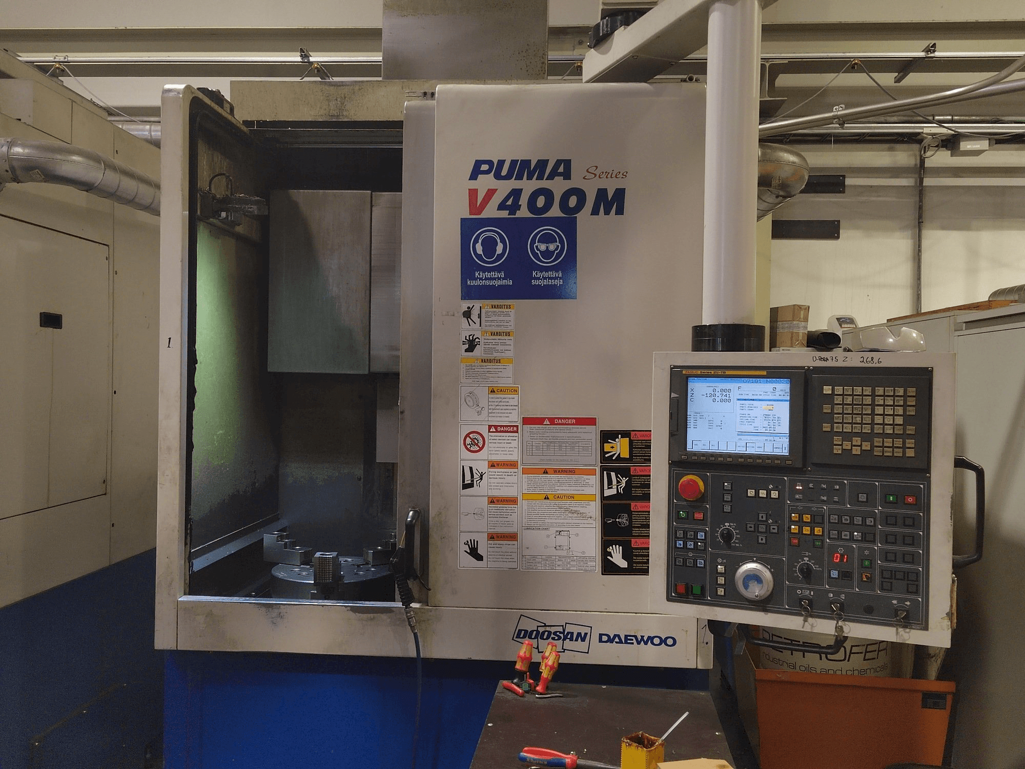 Vista frontal de la máquina Doosan Puma V400M