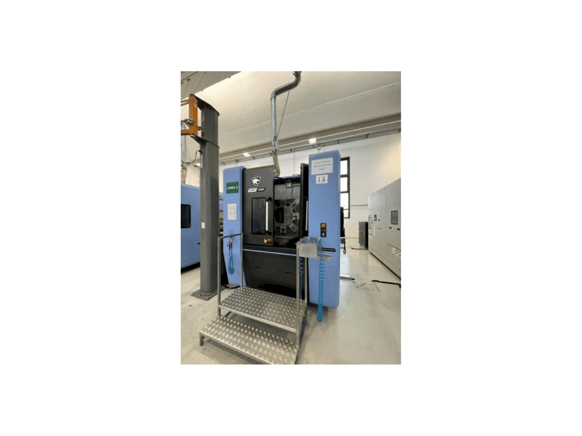 Vista frontal de la máquina Doosan NHP 5000