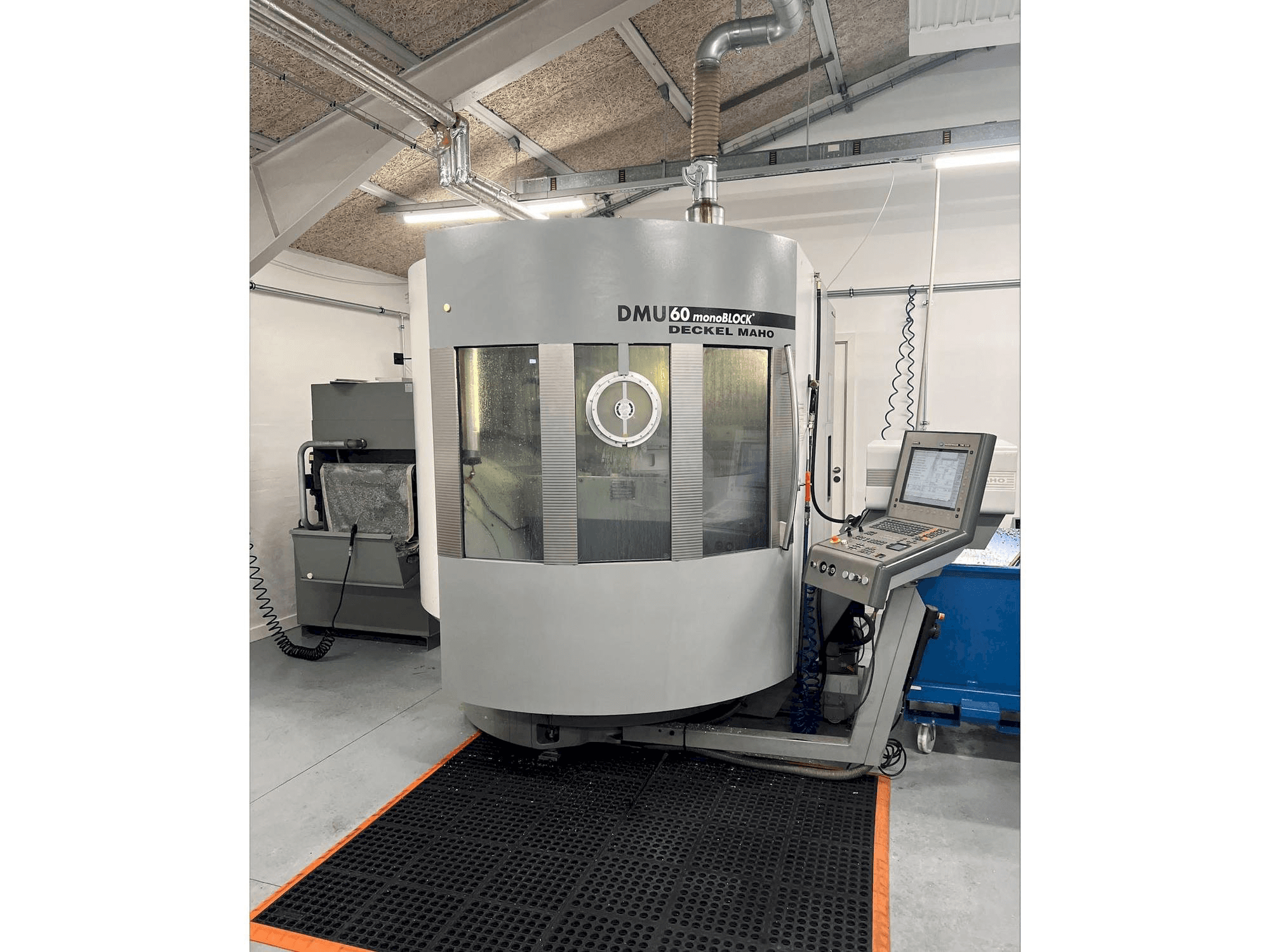 Vista frontal de la máquina DMG MORI DMU 60 monoBLOCK