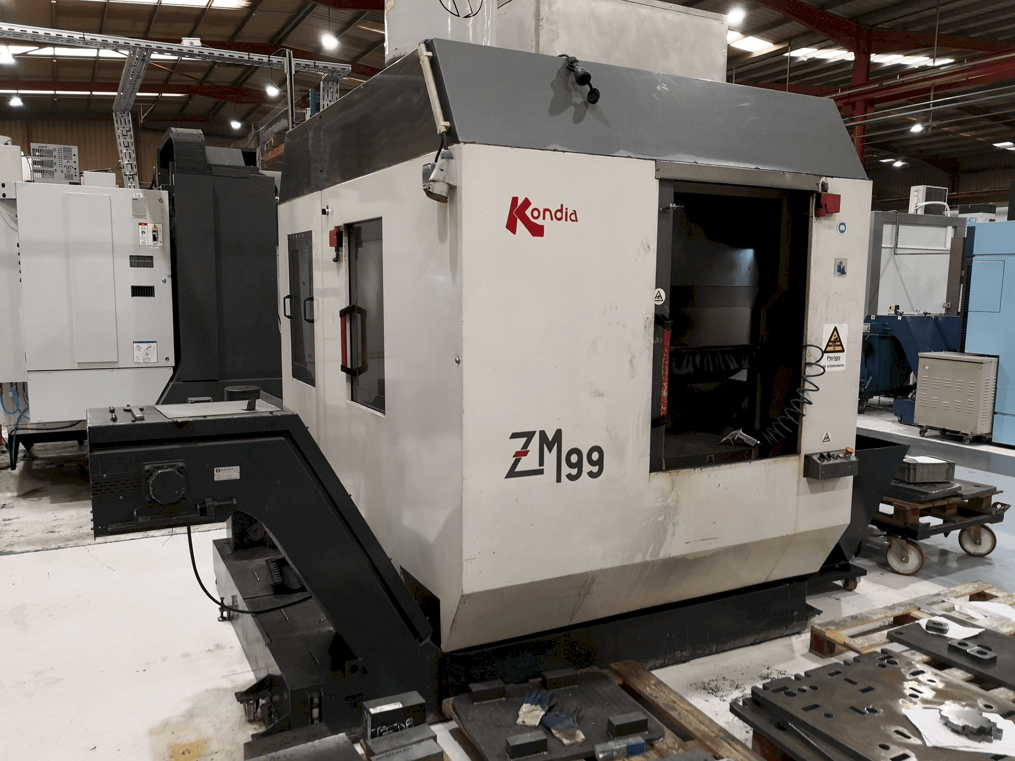 Vista frontal de la máquina KONDIA ZM99