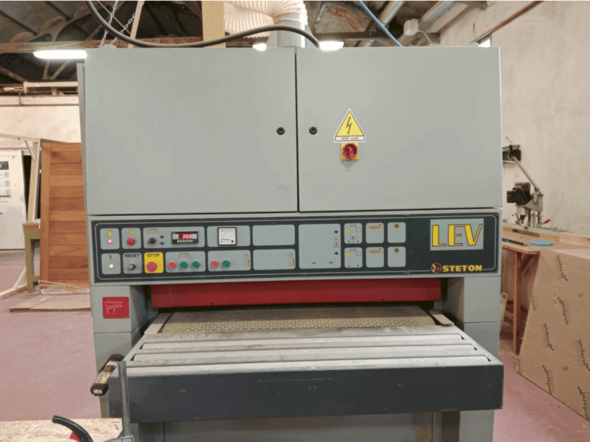 Vista frontal de la máquina STETON LEV2RR