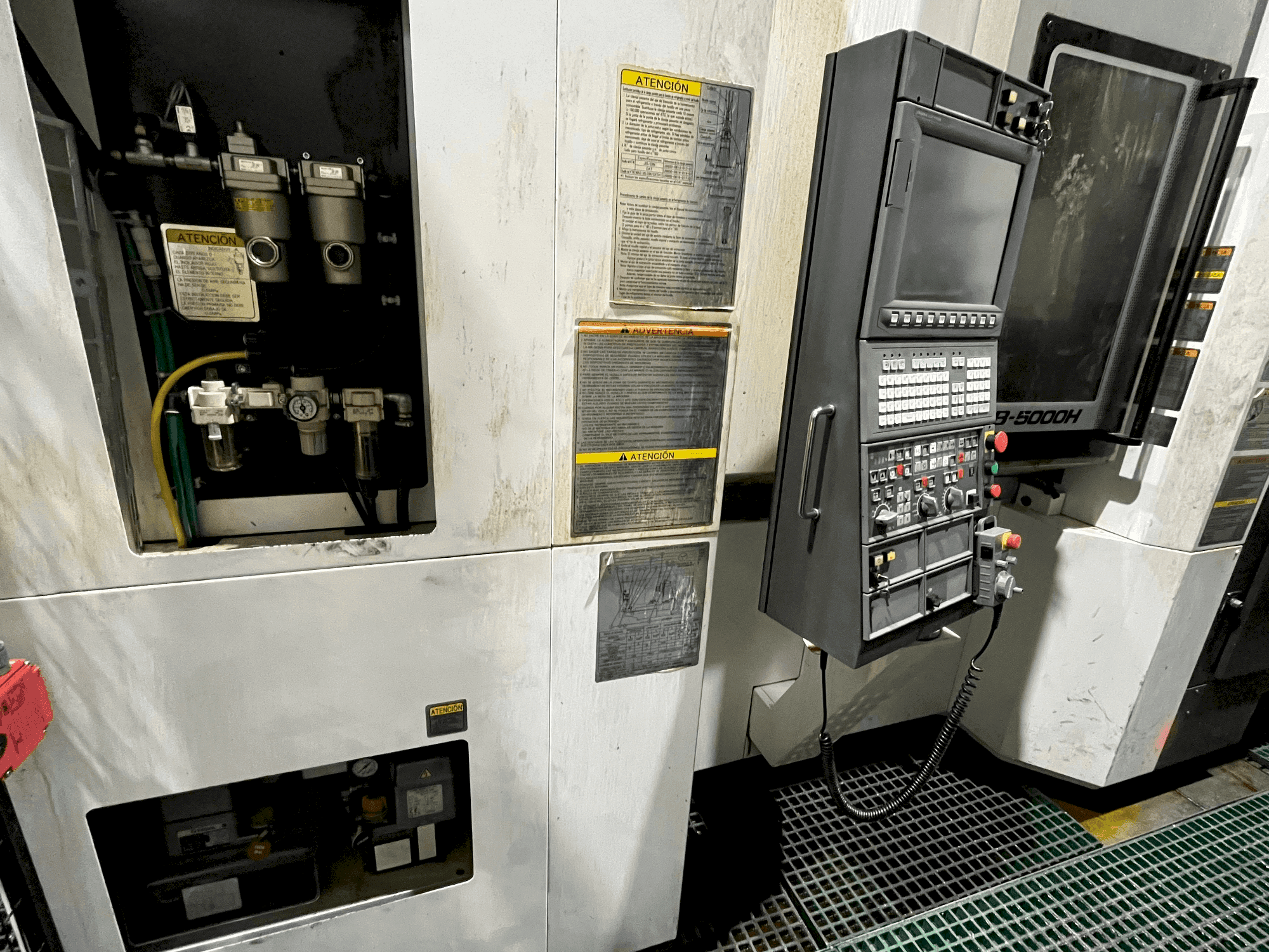 Vista frontal de la máquina Okuma MB-5000H