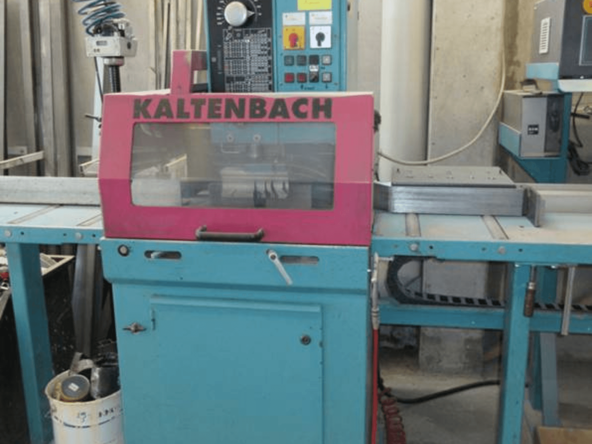 Sierra circular para metales KALTENBACH KKS 400 E en vista frontal, con cubierta de seguridad rosa y panel de control con botones.