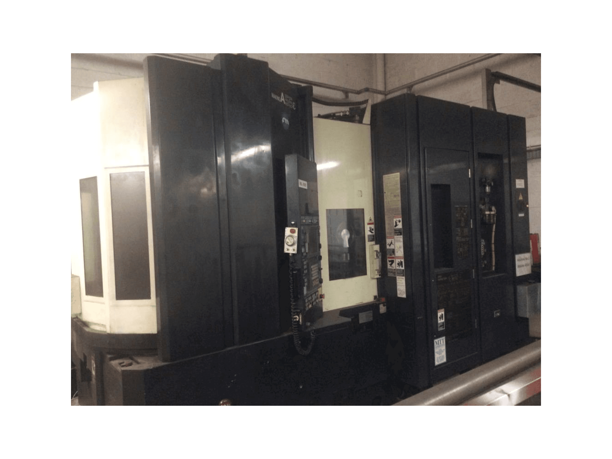 Vista frontal de la máquina Makino A55e