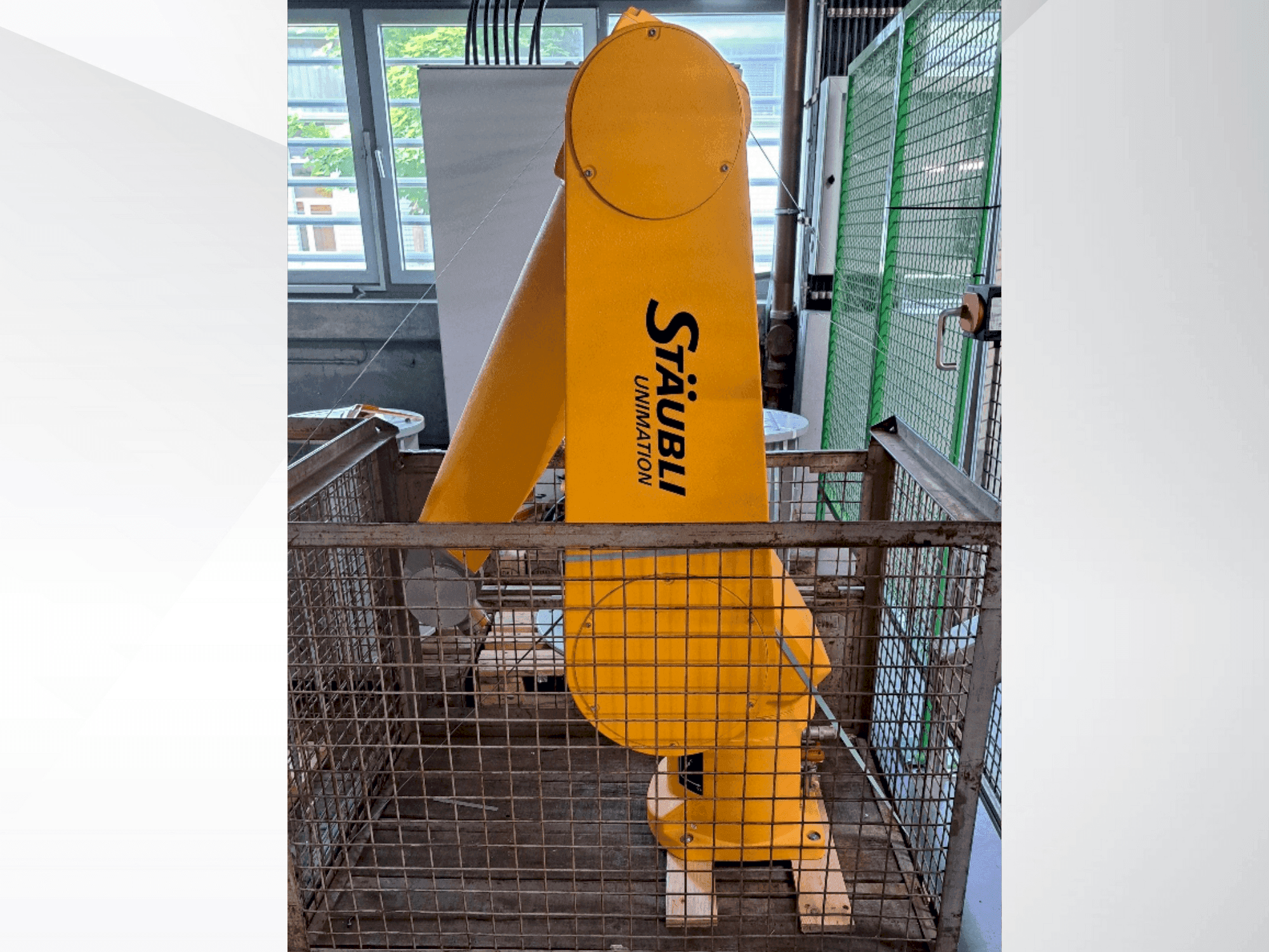 Vista frontal de la máquina STAUBLI RX160 L