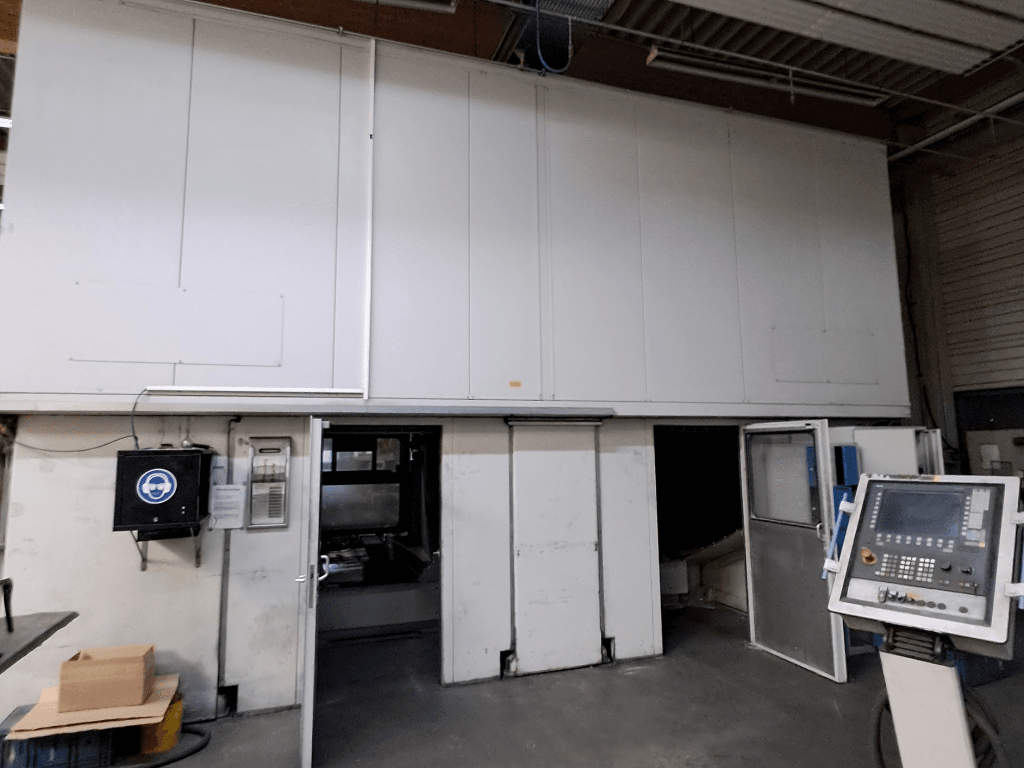 Fresadora de pórtico MAKA Moving Beam 840D, vista frontal con las puertas abiertas, lo que permite ver el interior y el panel de control.