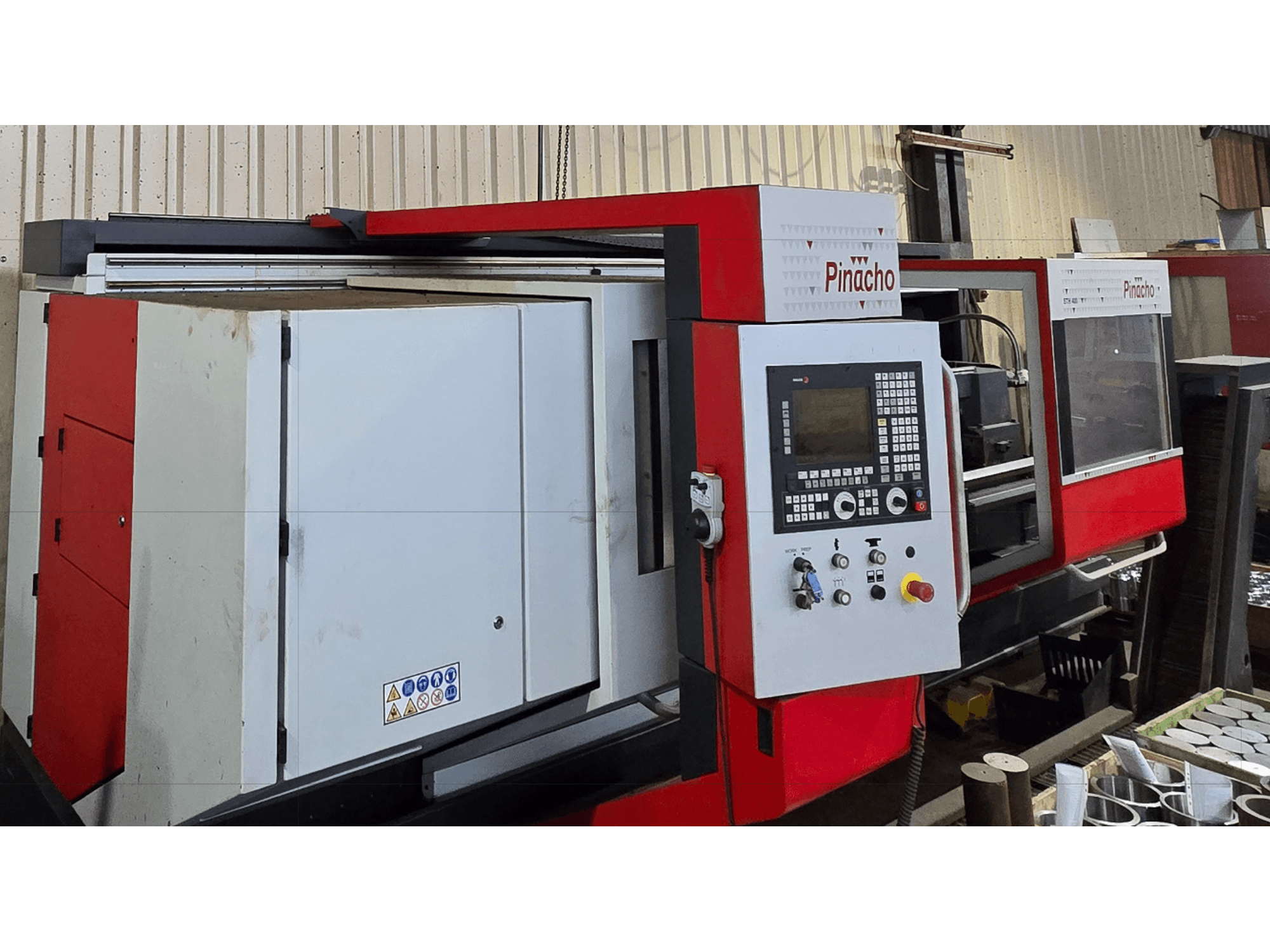 Tornos horizontales Pinacho STH 400-105×3000, vista frontal, con panel de control y detalles en rojo.
