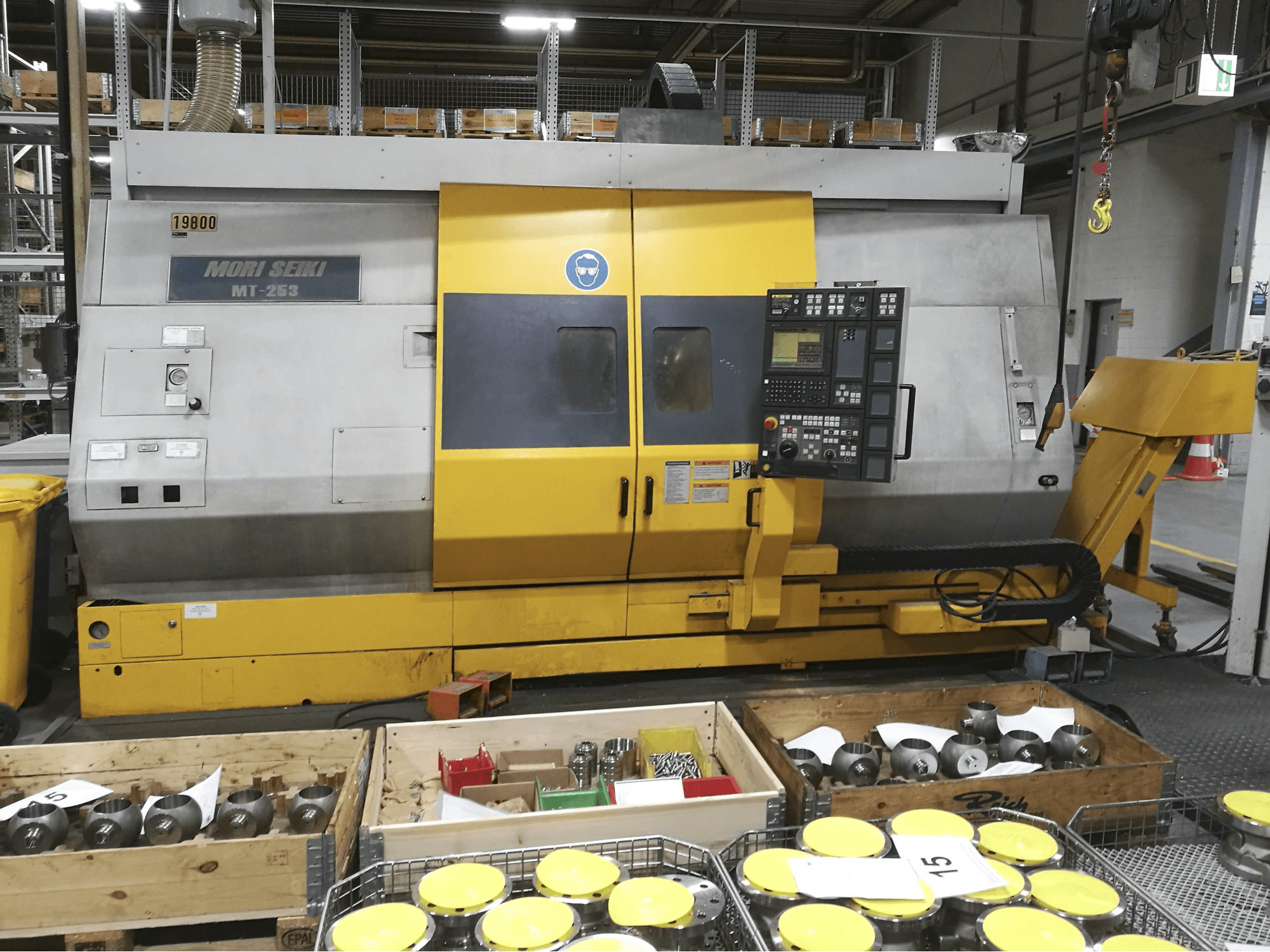 Vista frontal de la máquina MORI SEIKI MT-253/1000