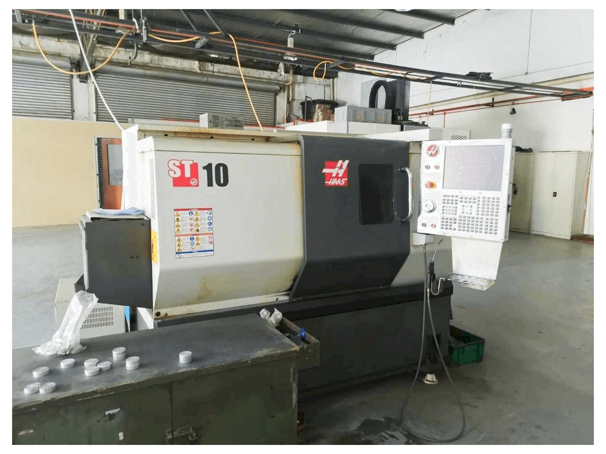 Vista frontal de la máquina HAAS ST-10