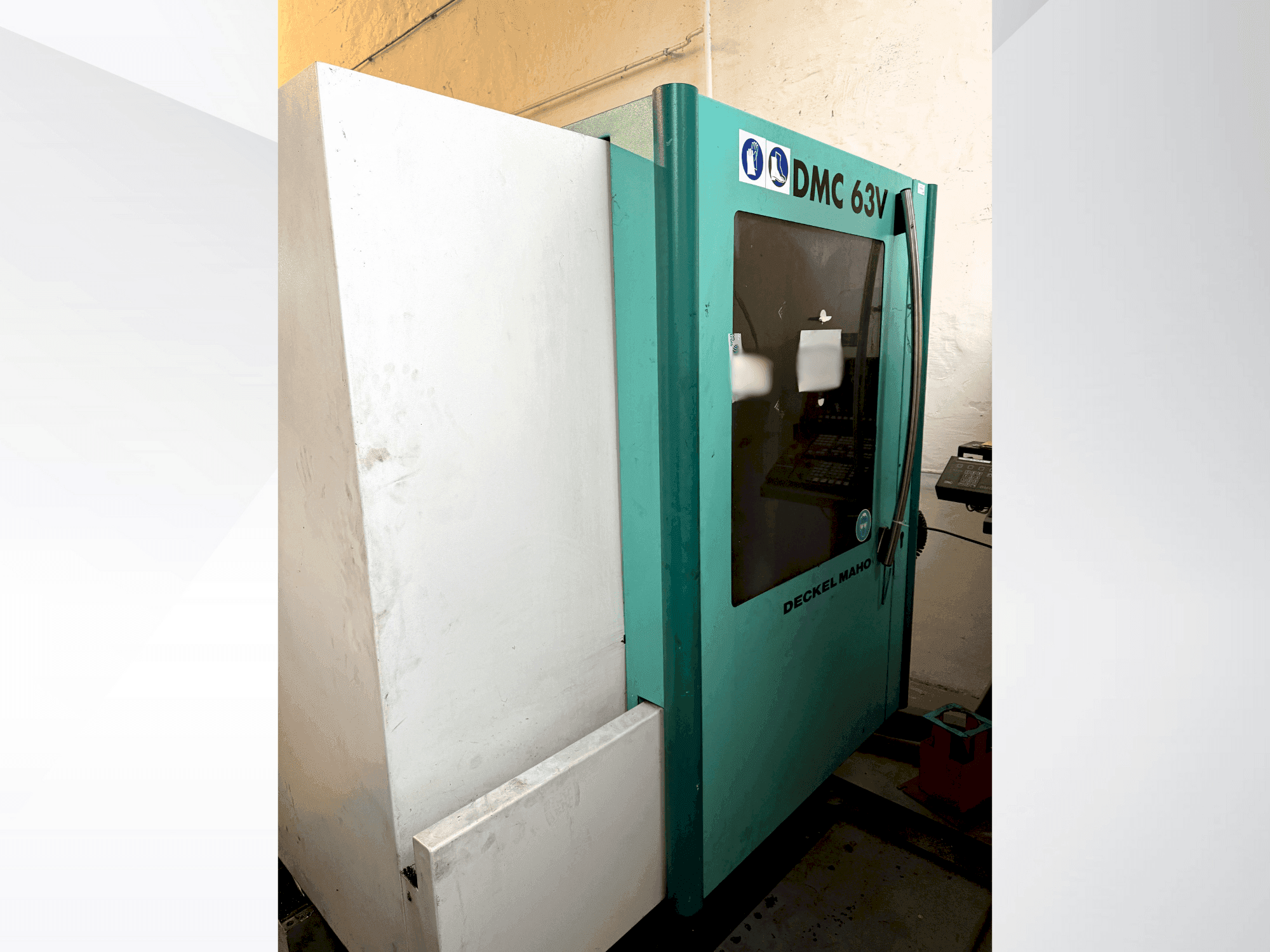 Vista frontal de la máquina DMG MORI Deckel Maho 63V