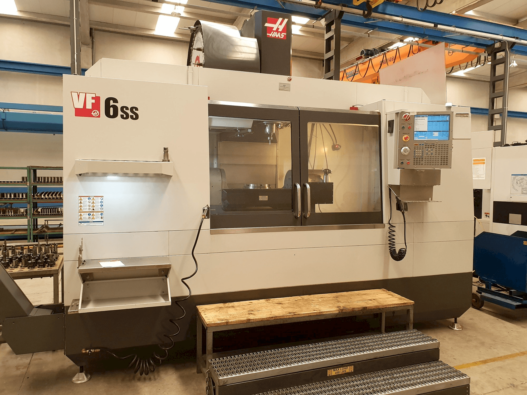 Vista frontal de la máquina HAAS VF-6SS