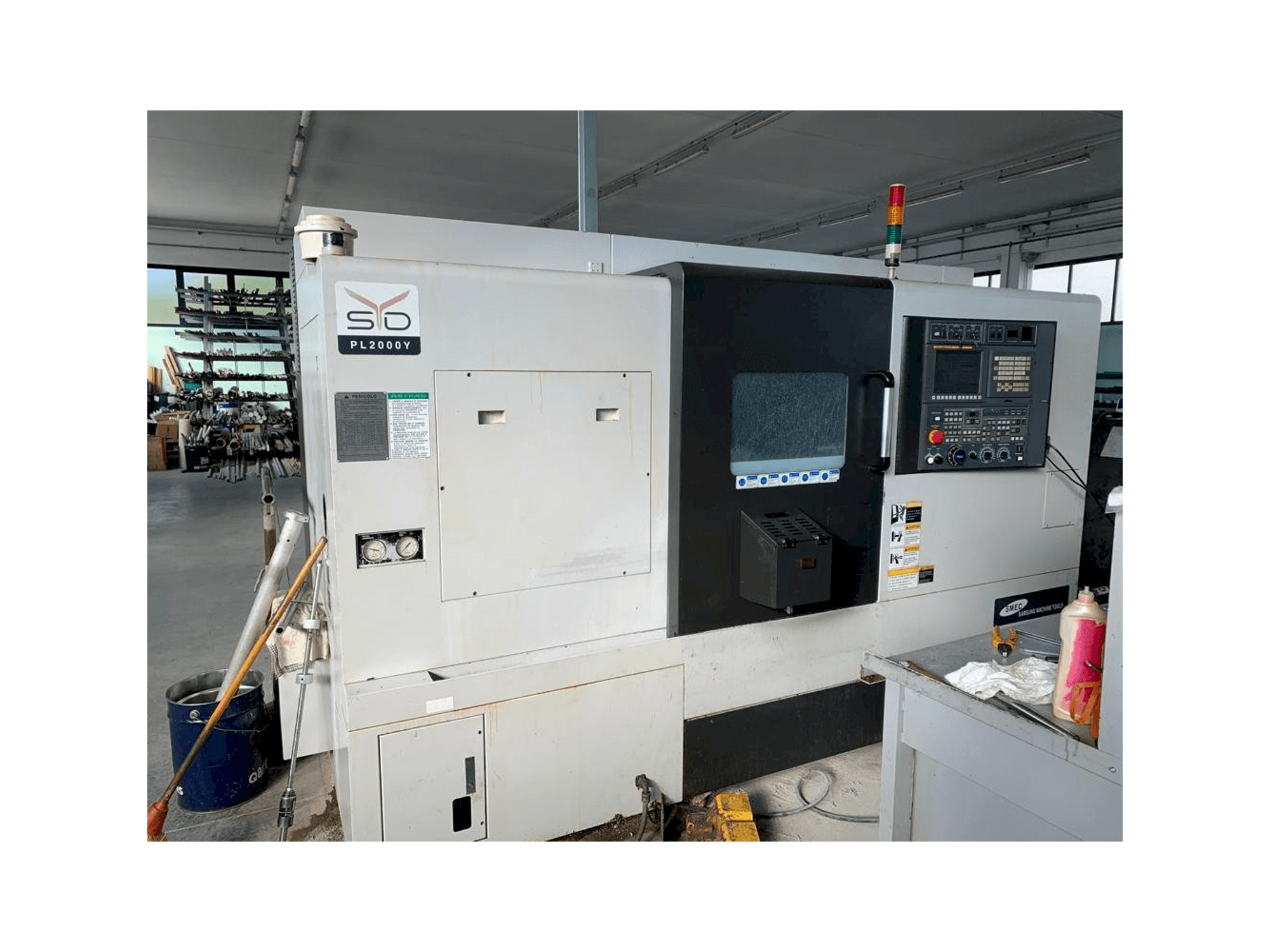 Vista frontal de la máquina SMEC PL 2000Y