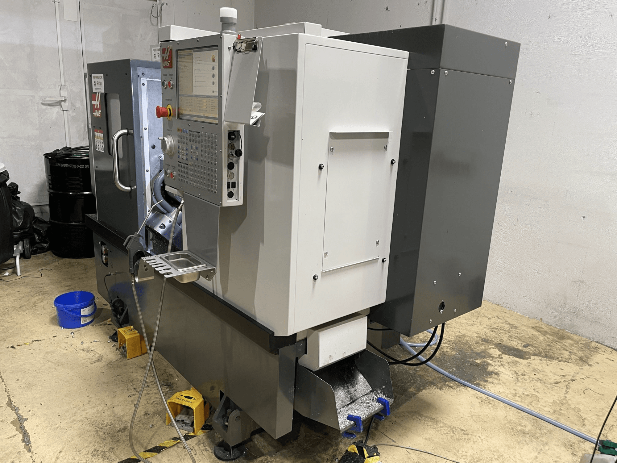 Torno horizontal HAAS ST-15Y en un taller, que destaca por su panel de control y su robusto diseño industrial.
