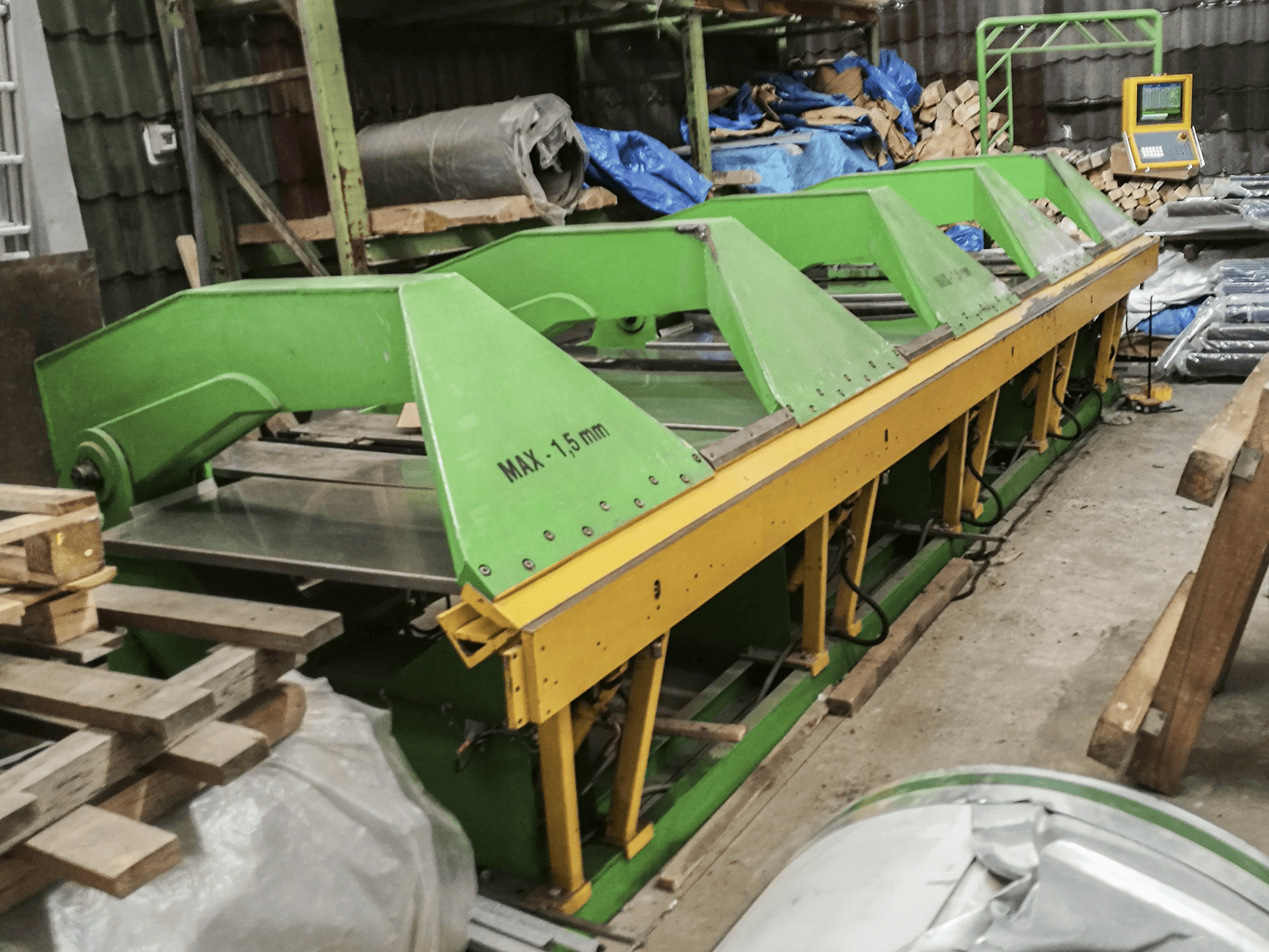 Vista izquierda de la máquina BUD-MASZ ZAGINARKA