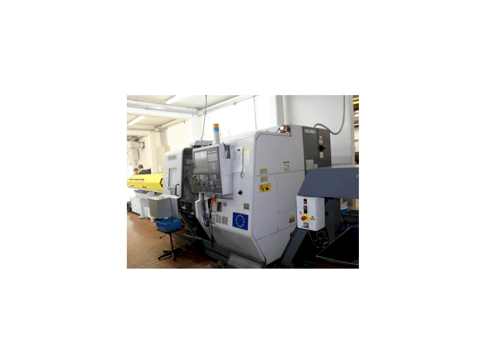 Vista frontal de la máquina Okuma TWIN STAR LT200-M