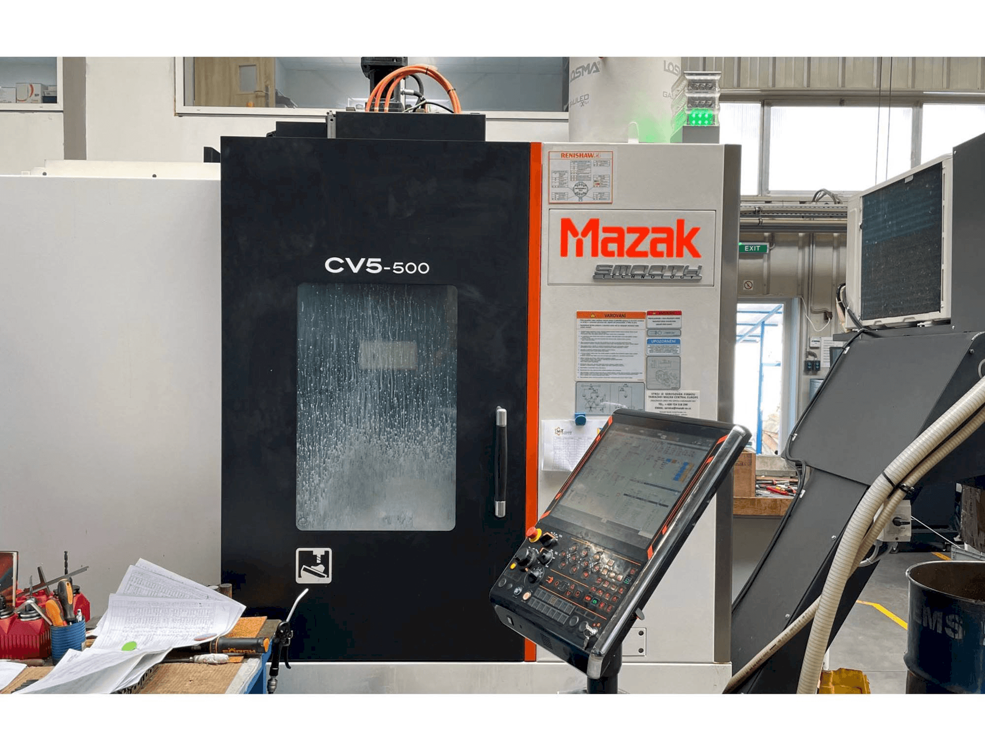 Vista frontal de la máquina Mazak CV5-500