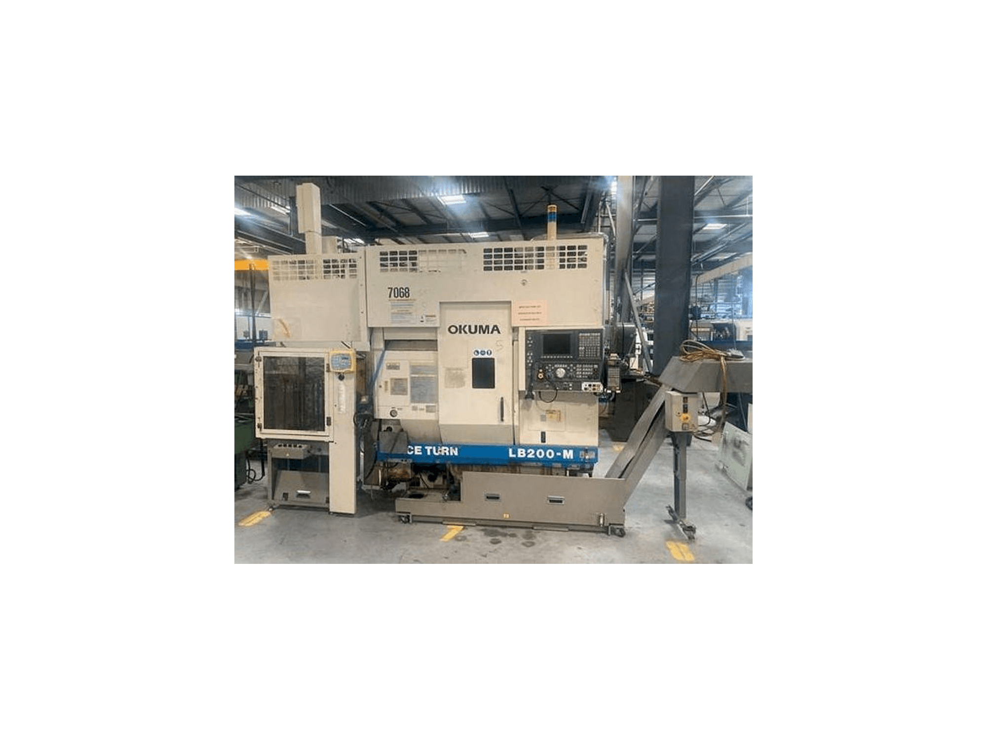Vista frontal de la máquina Okuma LB 200M