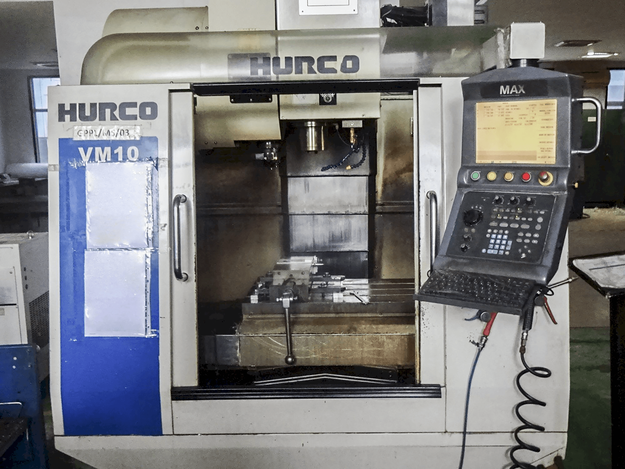 Vista frontal de la máquina Hurco VM10