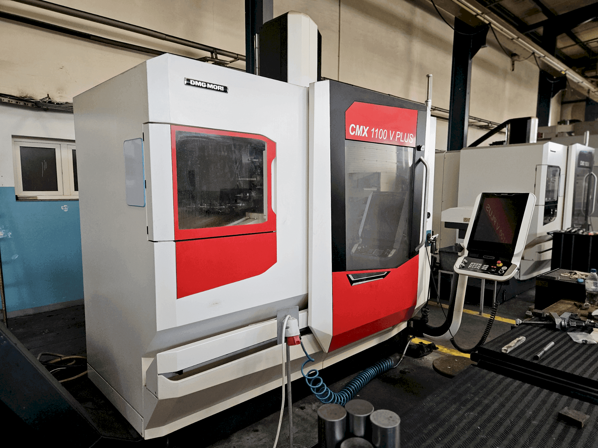 Vista frontal de la máquina DMG MORI CMX 1100 V