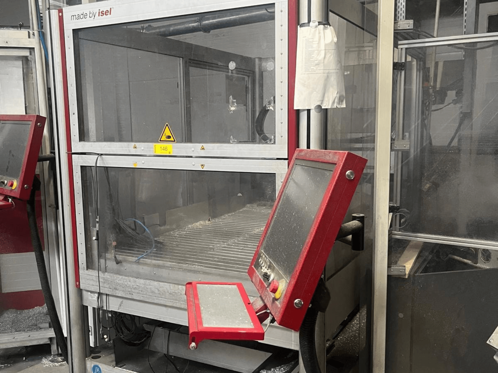 Centro de mecanizado vertical ISEL FLATCOM M 30, vista frontal en la que se aprecian el panel de control, el área de trabajo y los dispositivos de seguridad.