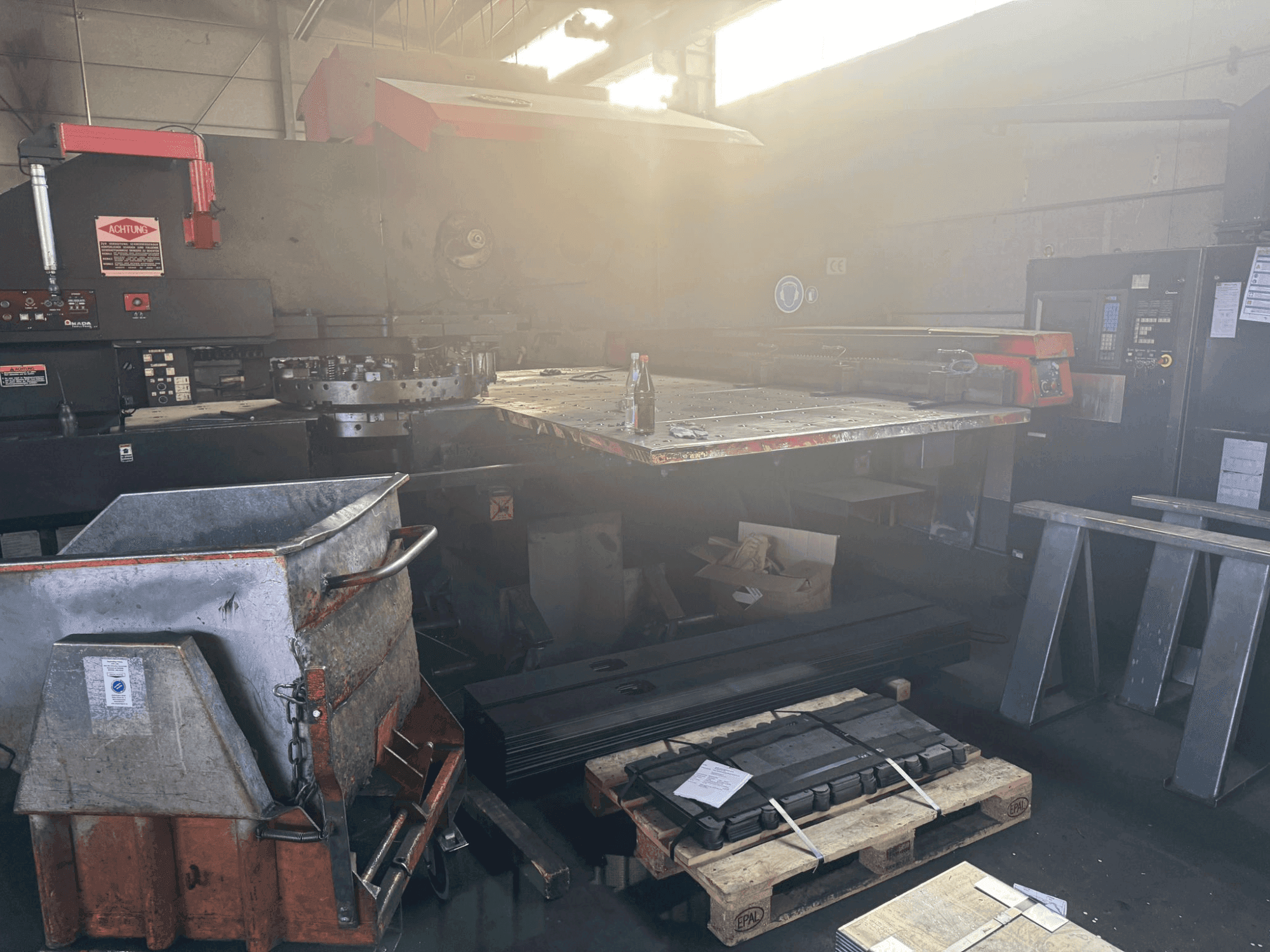 Vista frontal de la máquina AMADA PEGA 306072 2000MM