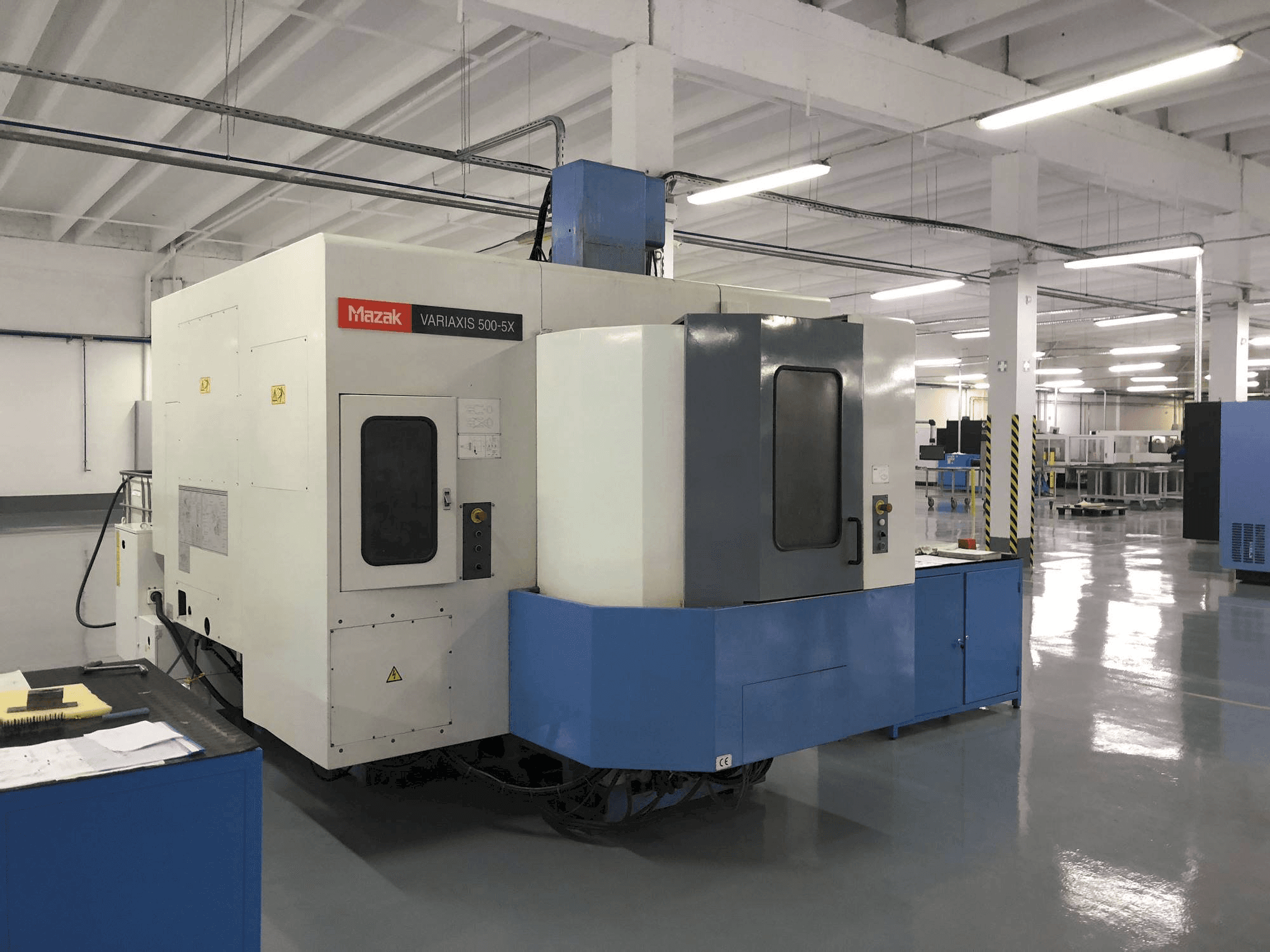 Vista frontal de la máquina Mazak VARIAXIS 500-5X