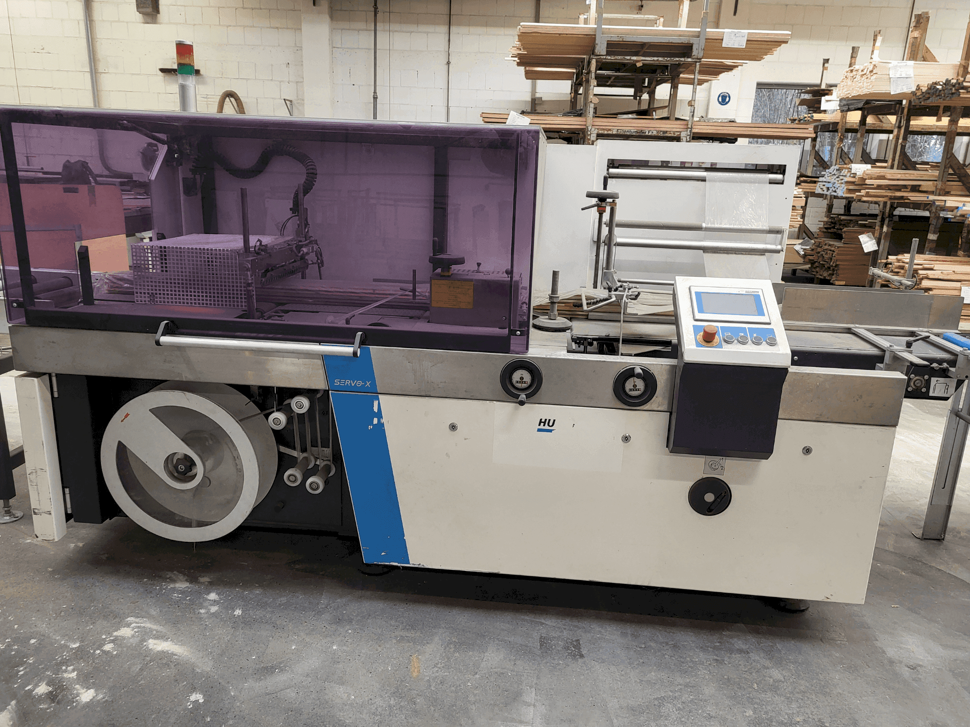 Vista frontal de la máquina HUGO BECK servo X