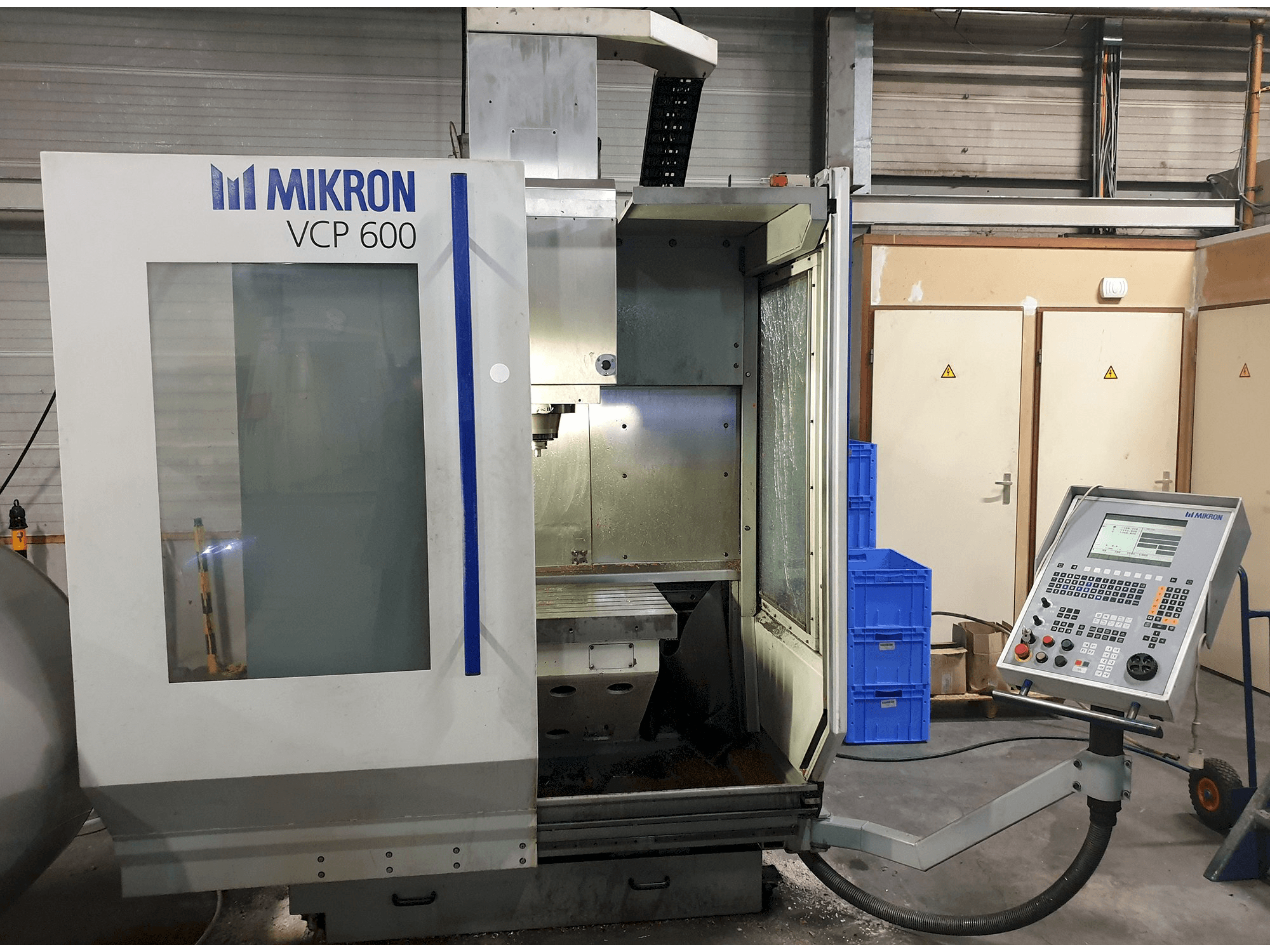 Vista frontal de la máquina MIKRON VCP 600