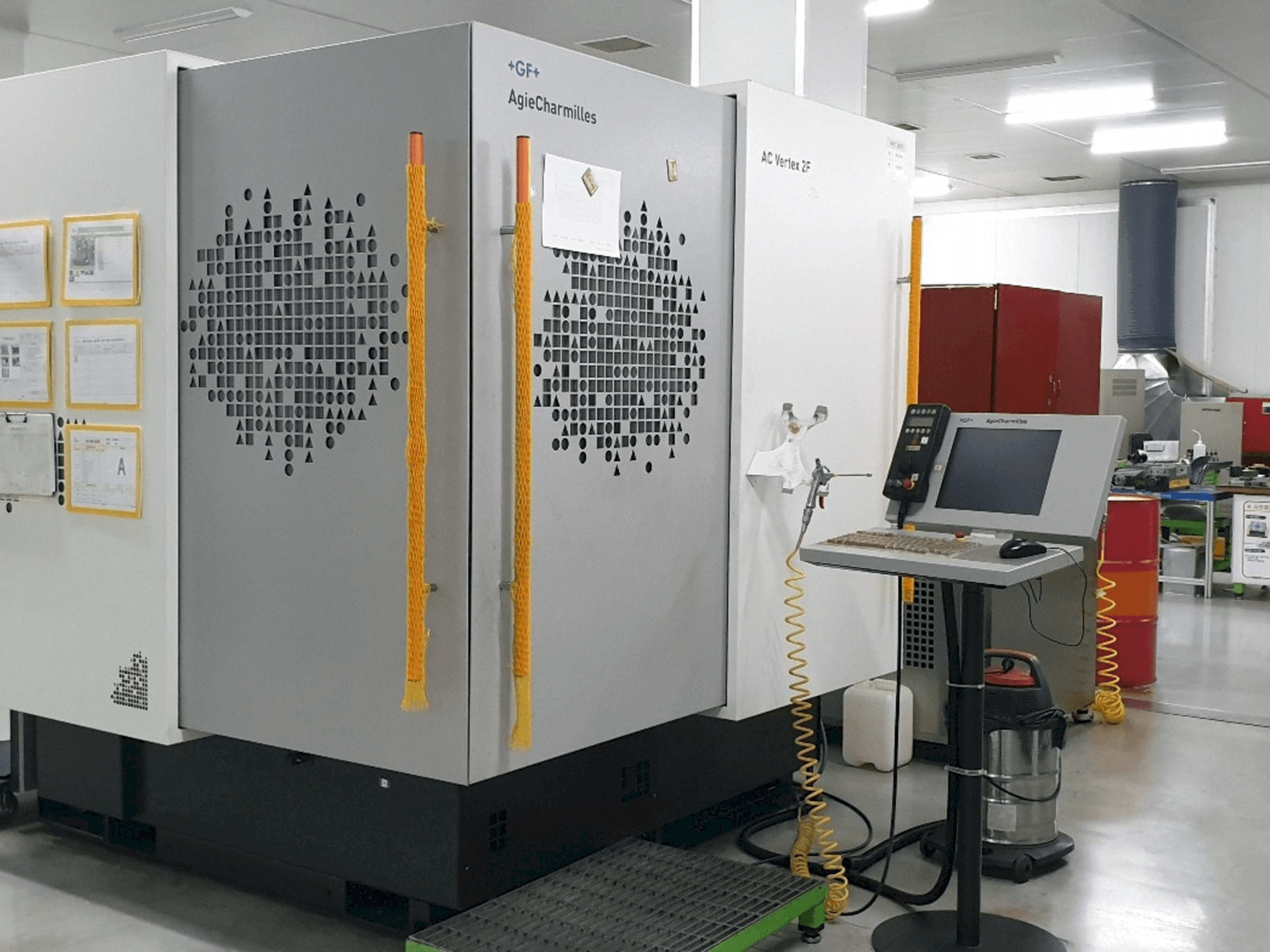 Vista frontal de la máquina AgieCharmilles AC VERTEX 2F