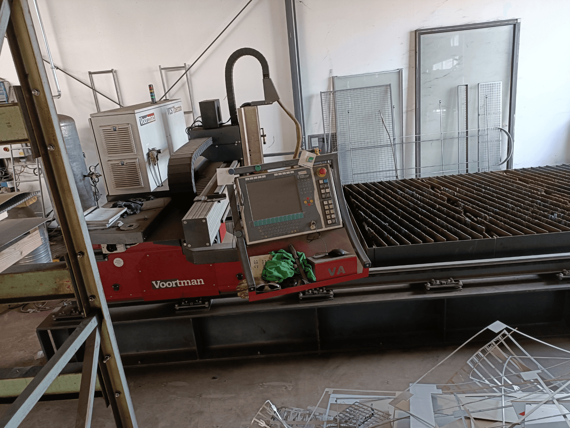 Máquina de corte por plasma térmico VOORTMAN VCS, vista frontal, en la que se aprecian el panel de control, la mesa de corte y los detalles del espacio de trabajo circundante.