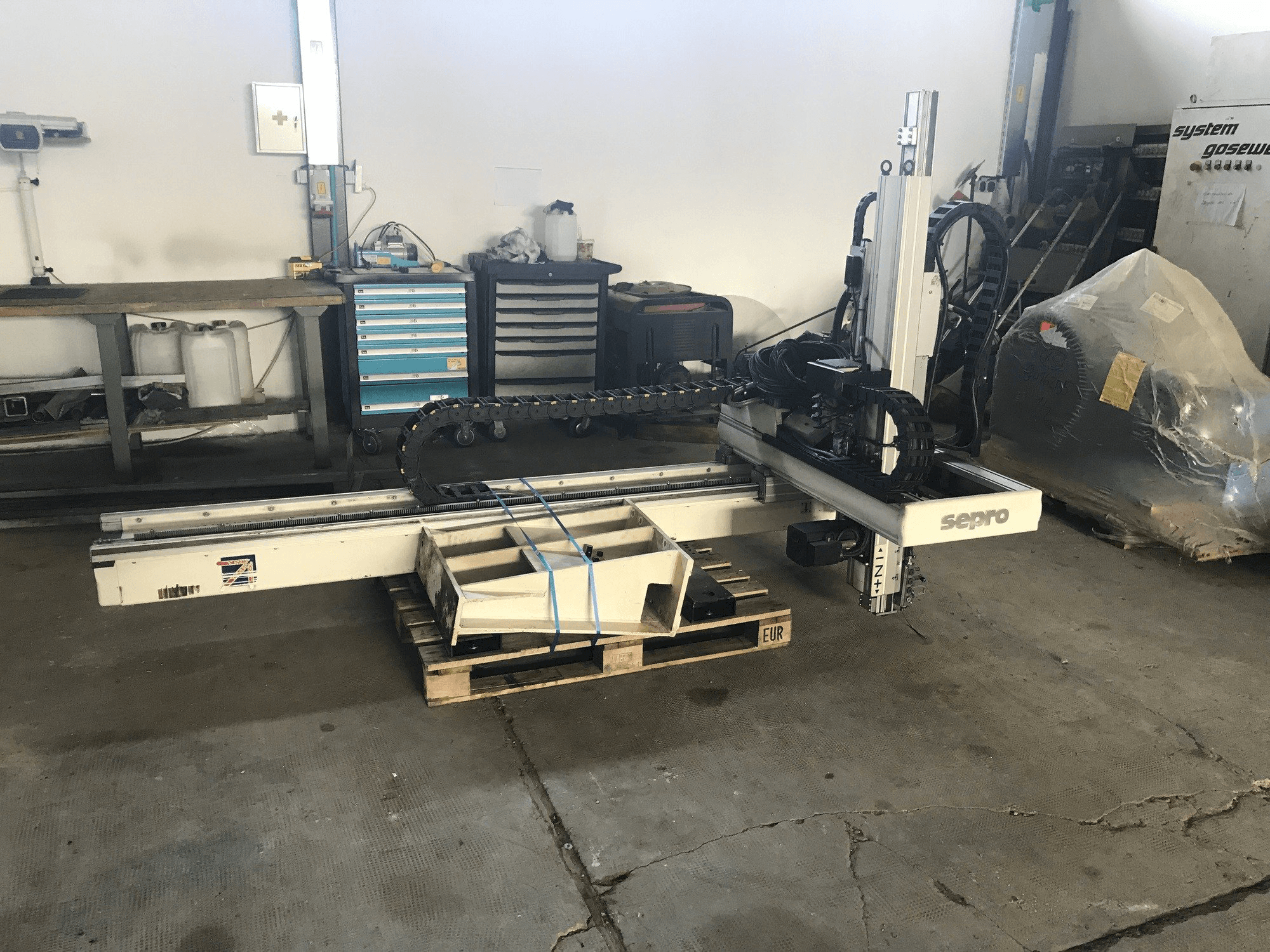 Vista frontal de la máquina Sepro 3021 BZ