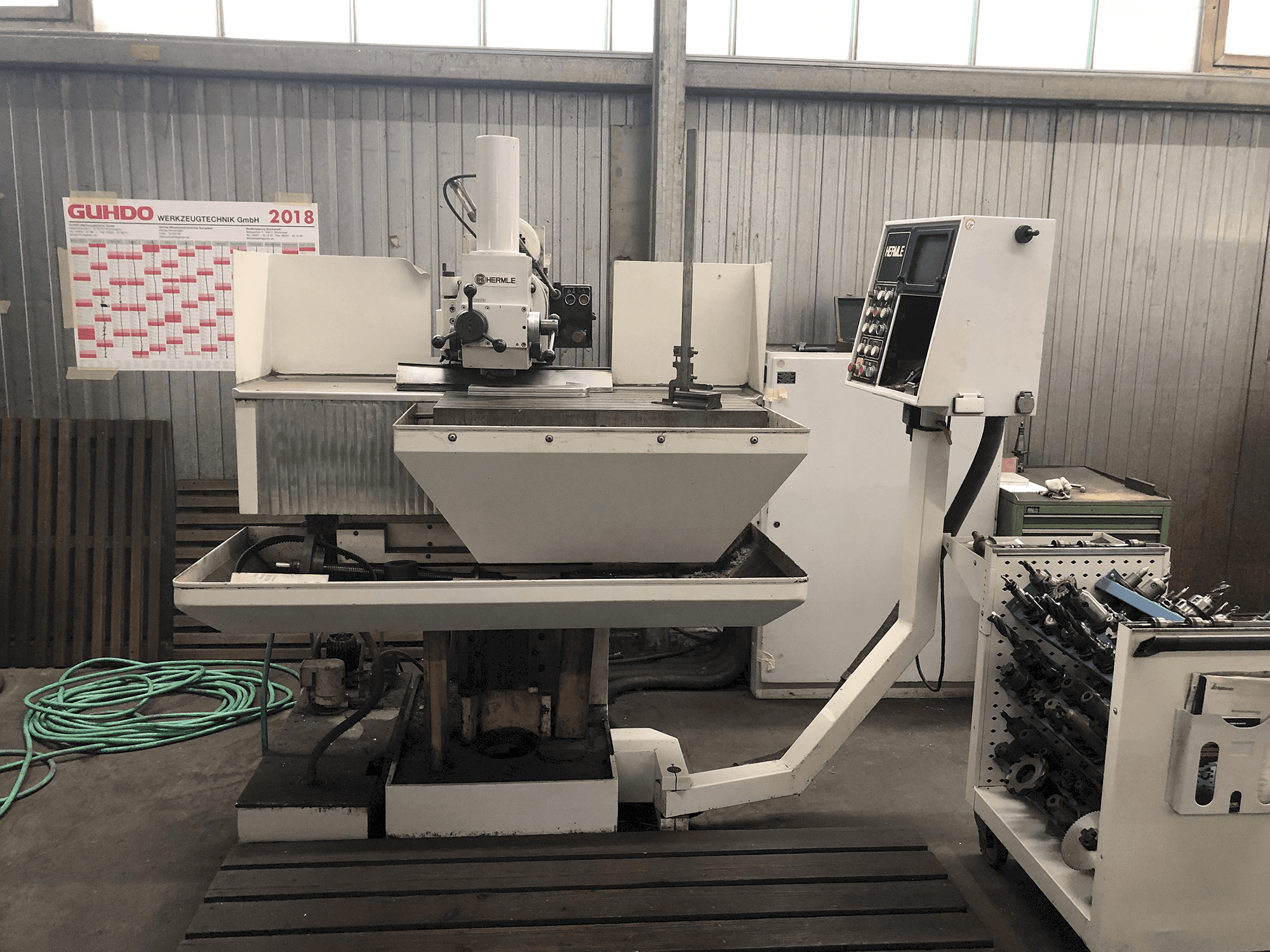 Vista frontal de la máquina HERMLE UWF 720