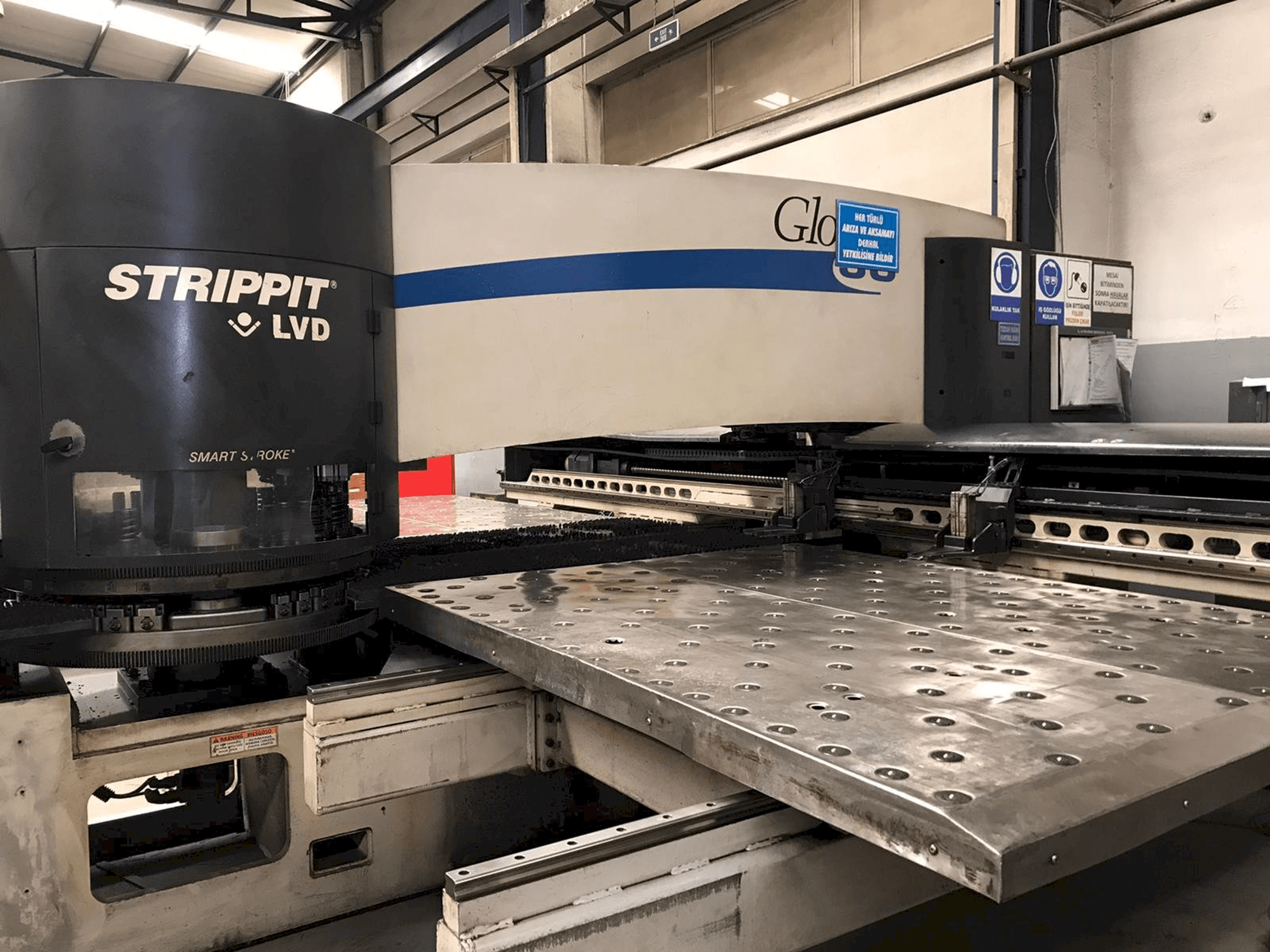 Vista frontal de la máquina LVD STRIPPIT Global 30 1525