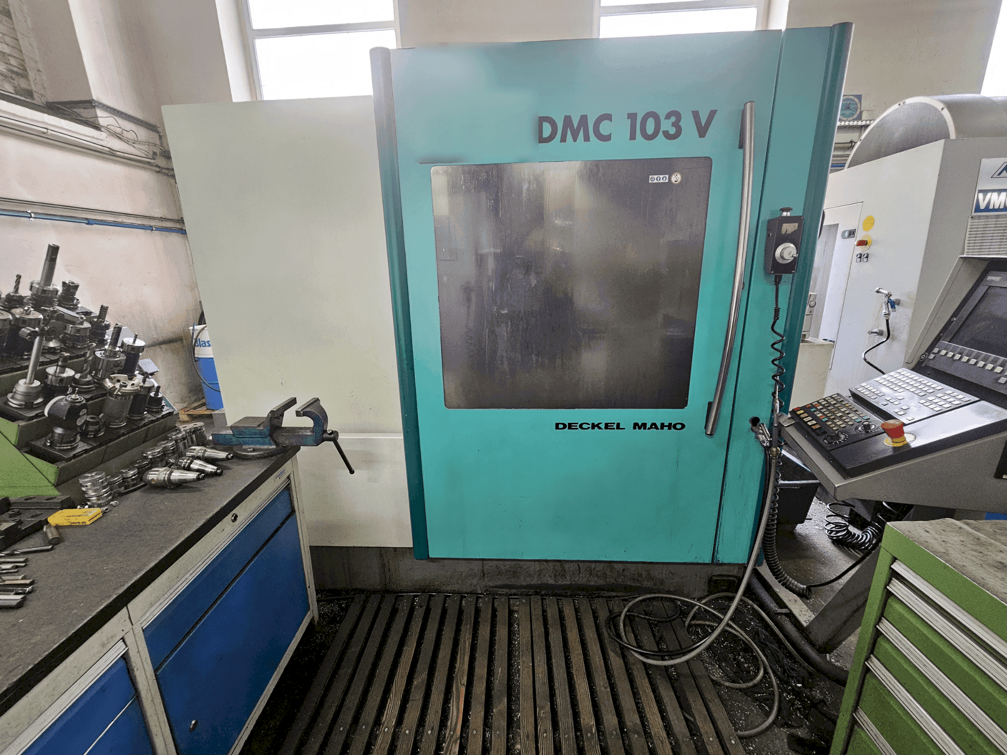 Vista frontal de la máquina DECKEL MAHO DMC 103V