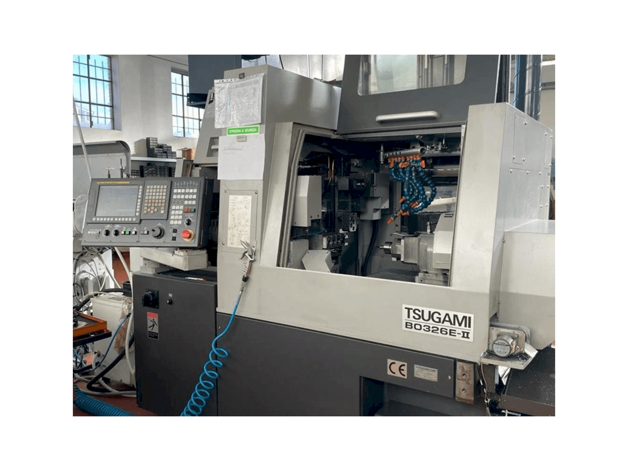 Vista frontal de la máquina TSUGAMI B0326E-II