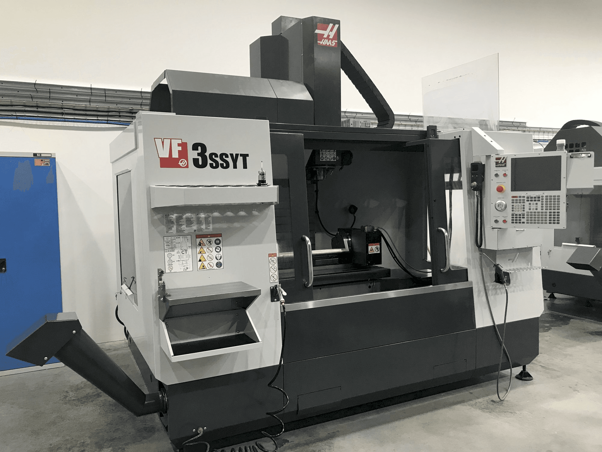Vista frontal de la máquina HAAS VF-3 SSYT